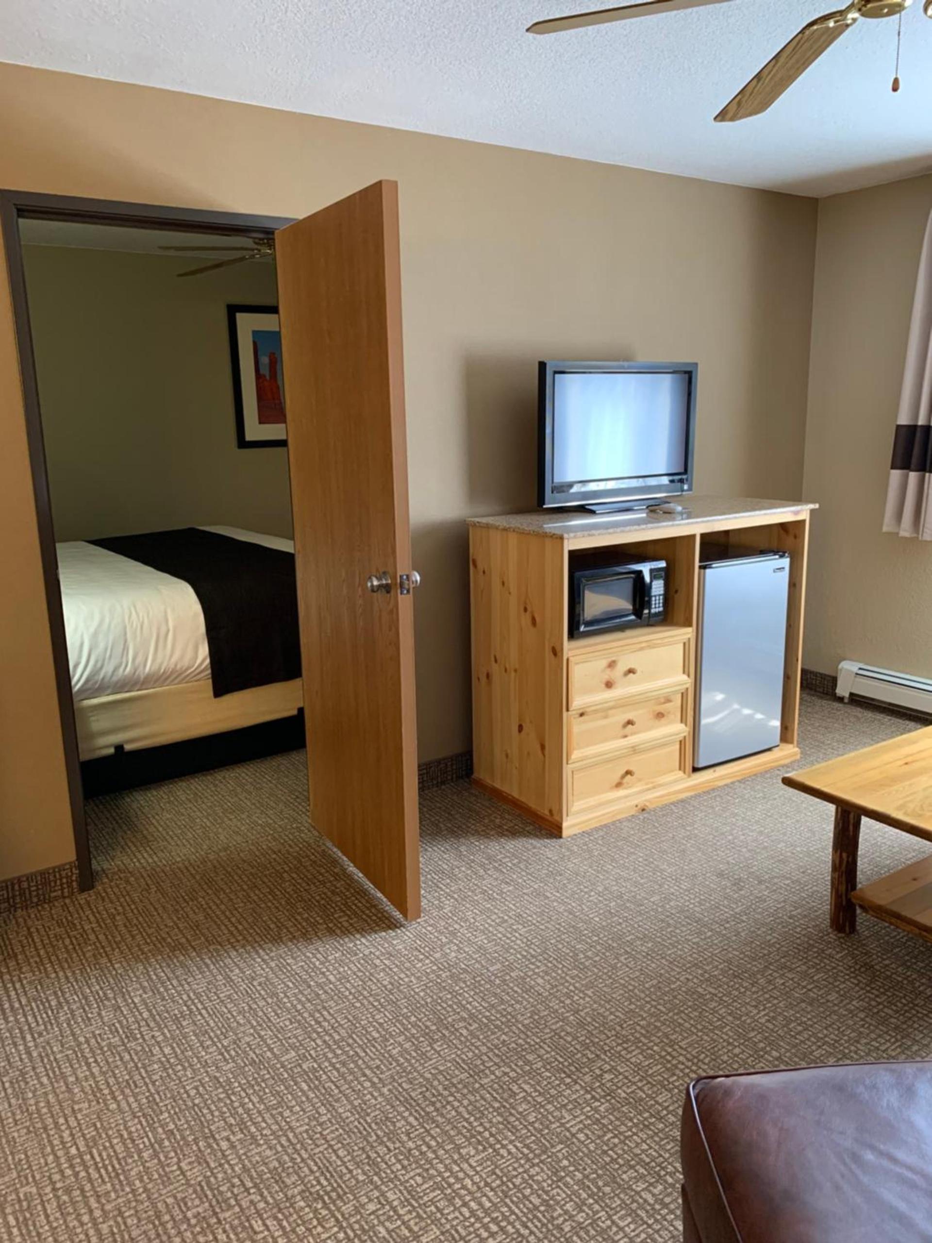 The Antler Lodge - Gardiner photo 32