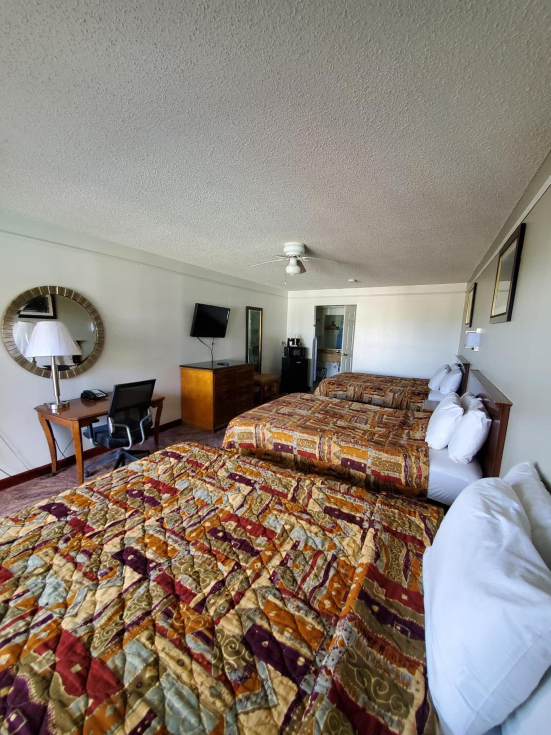 Deluxe Inn and Suites photo 82