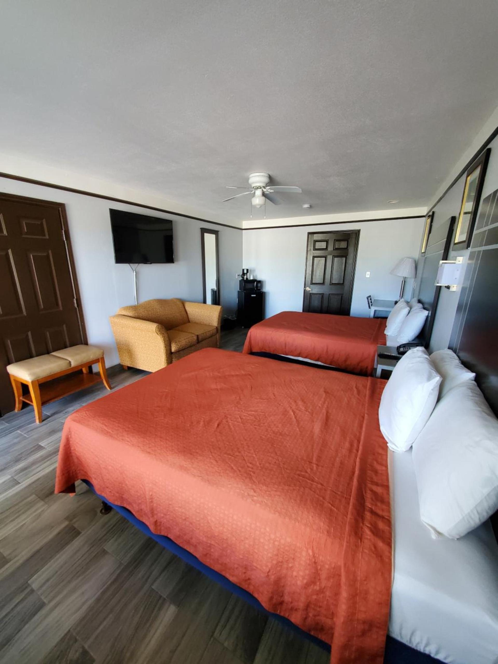 Deluxe Inn and Suites photo 84