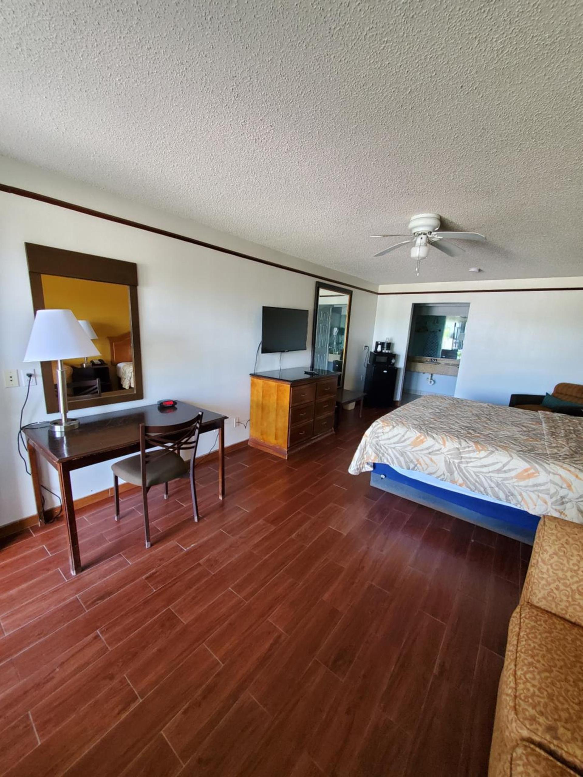 Deluxe Inn and Suites photo 85