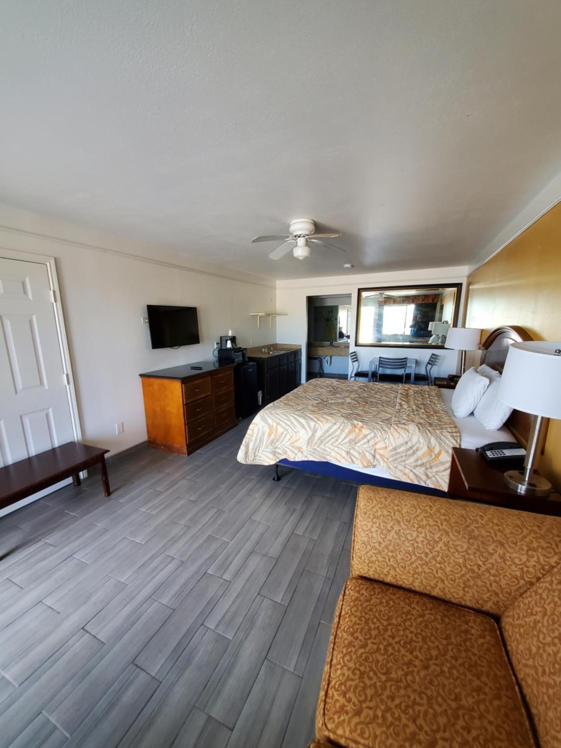 Deluxe Inn and Suites photo 86