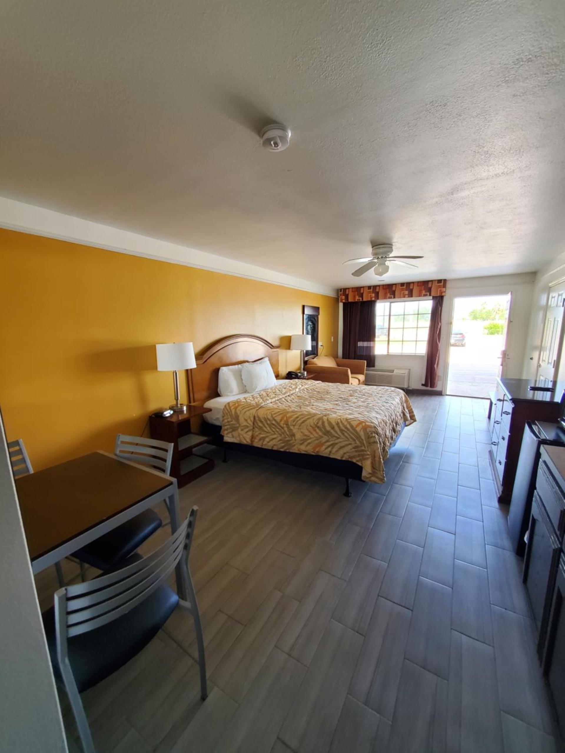 Deluxe Inn and Suites photo 87