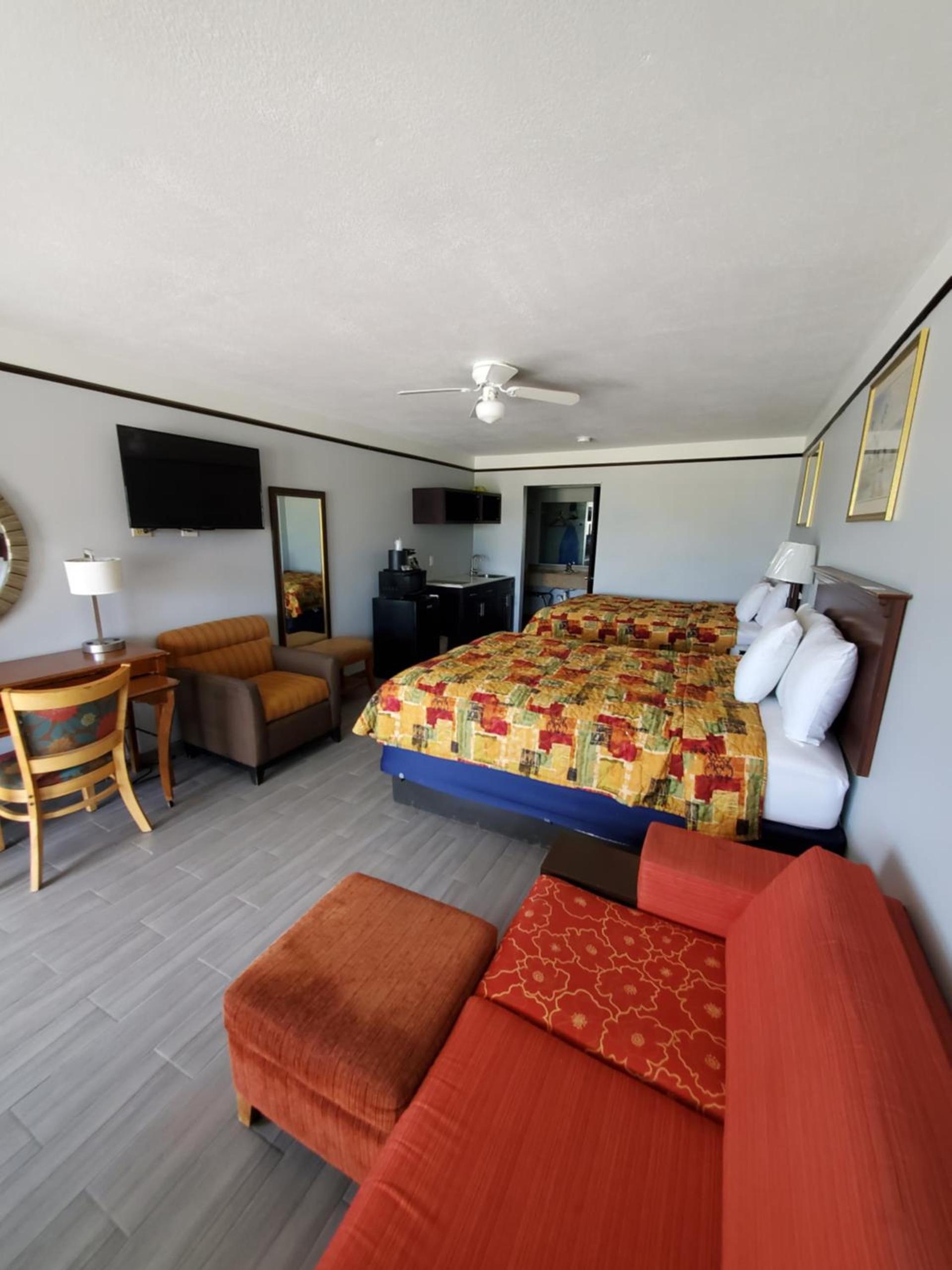 Deluxe Inn and Suites photo 94