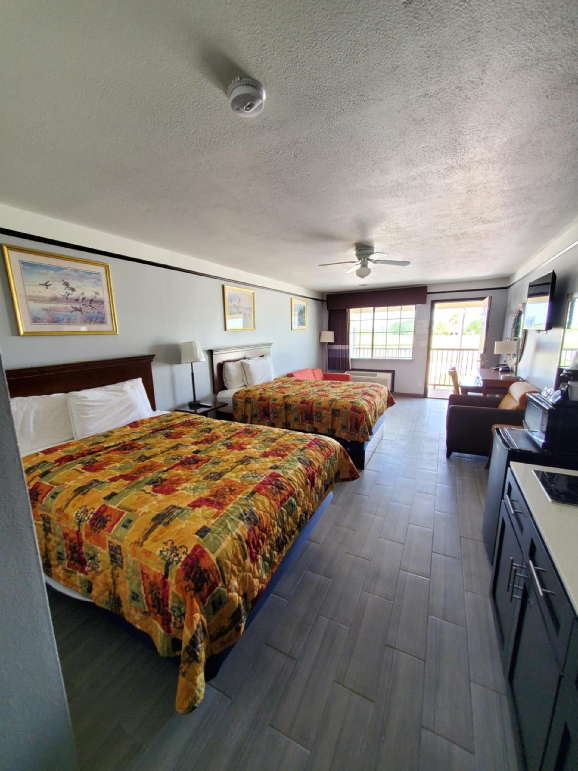 Deluxe Inn and Suites photo 95