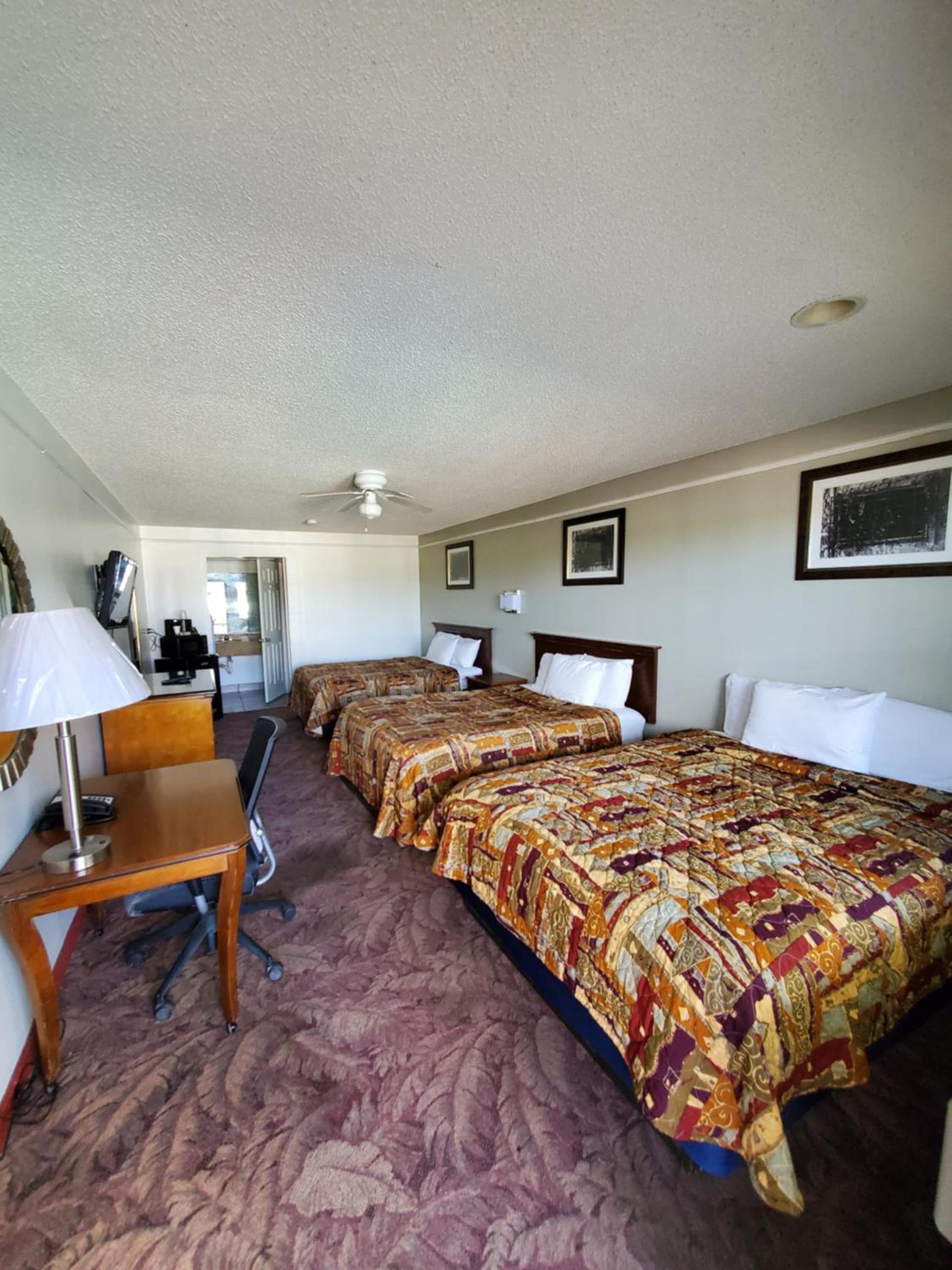 Deluxe Inn and Suites photo 96