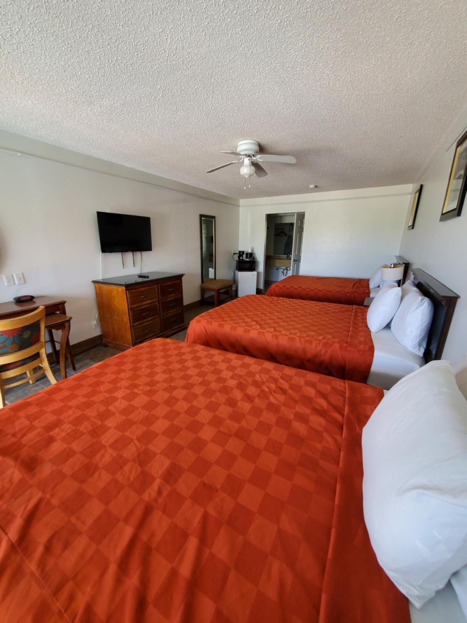 Deluxe Inn and Suites photo 98