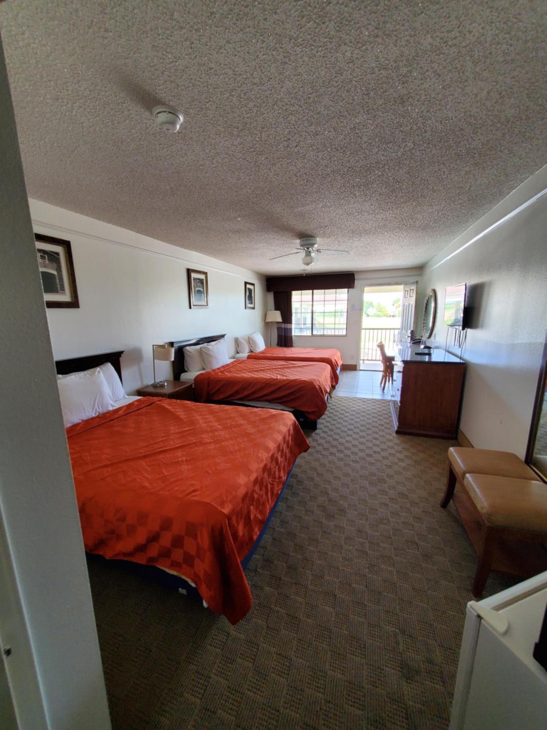 Deluxe Inn and Suites photo 99
