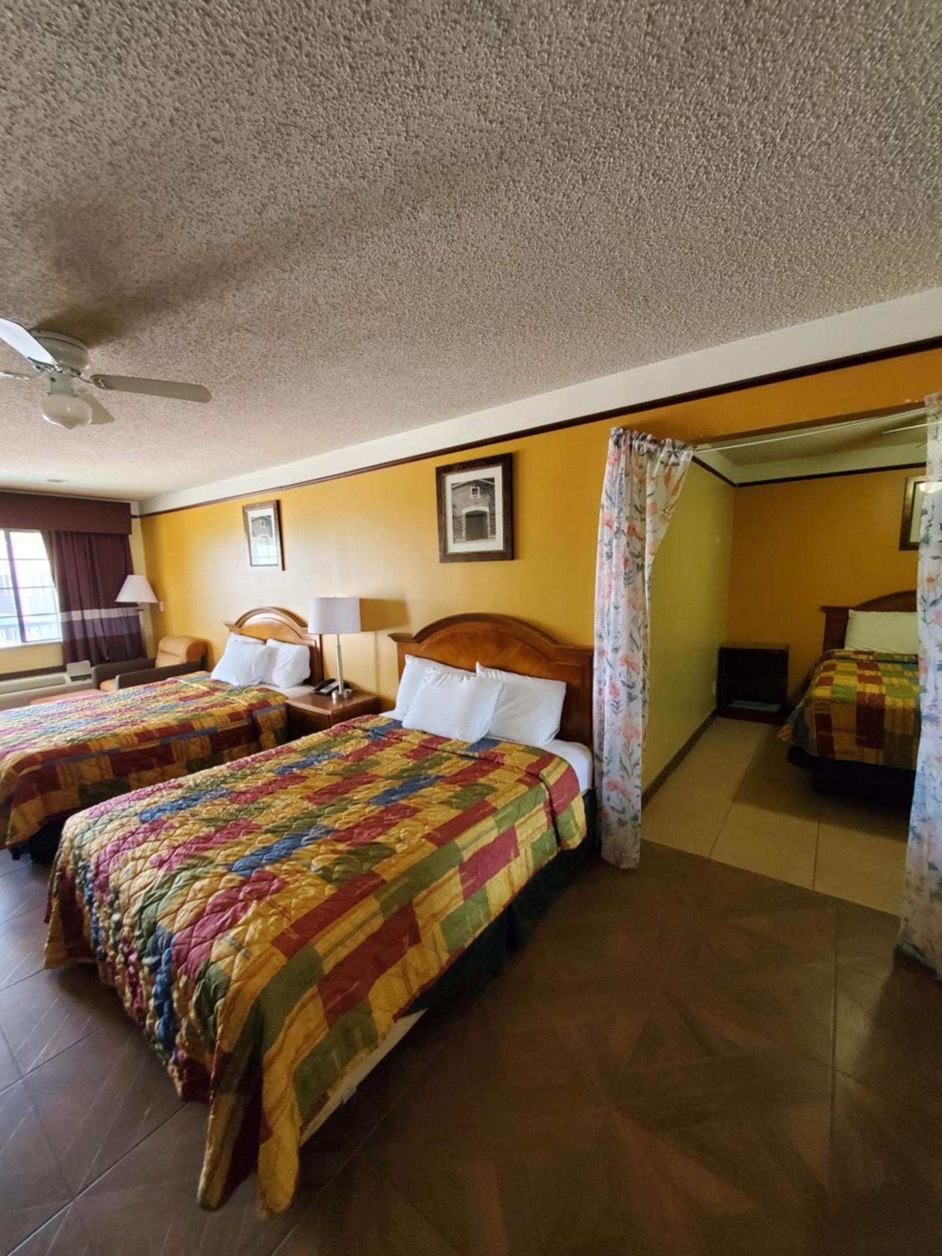 Deluxe Inn and Suites photo 100