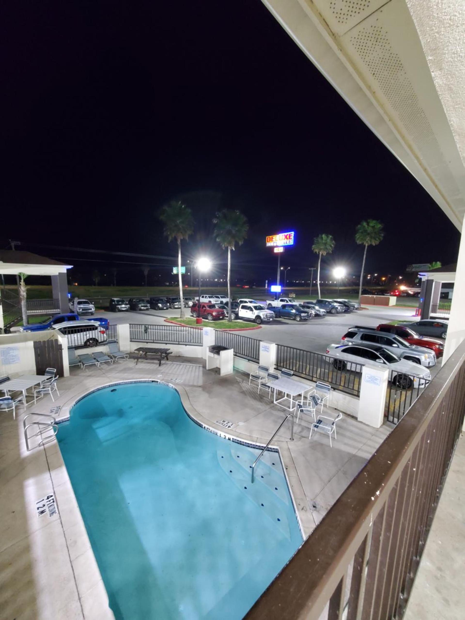 Deluxe Inn and Suites photo 2