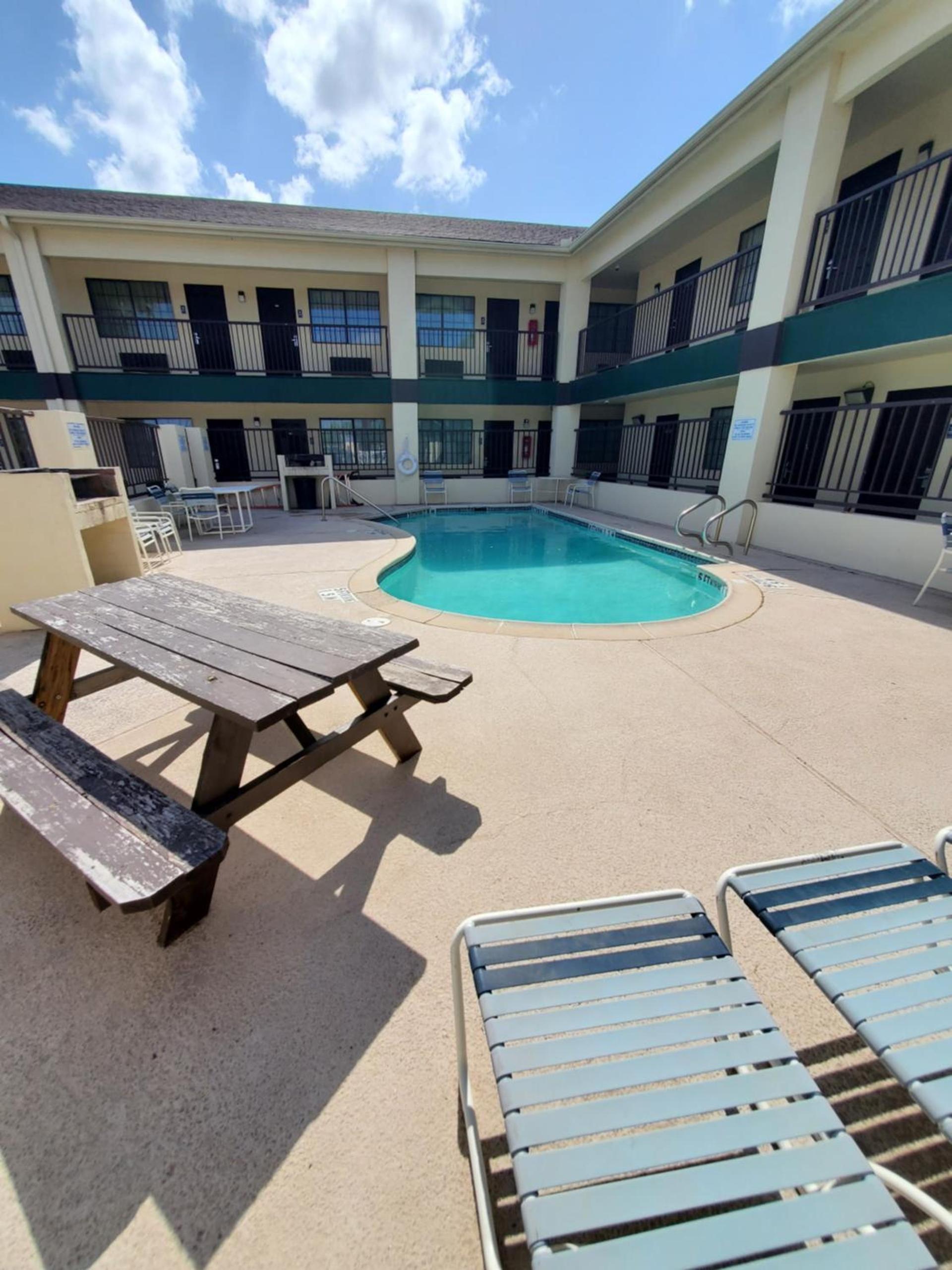 Deluxe Inn and Suites photo 4