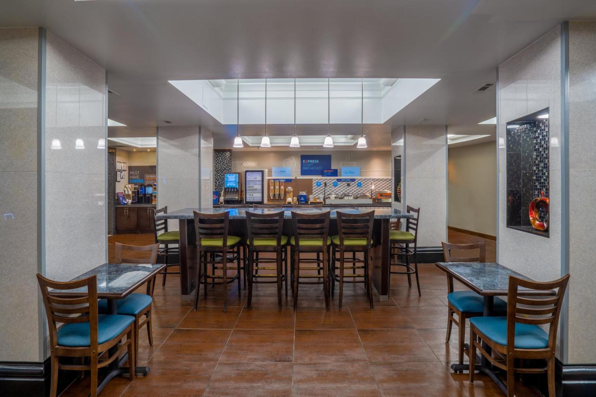 Holiday Inn Express Hotel & Suites Hinesville by IHG photo 53
