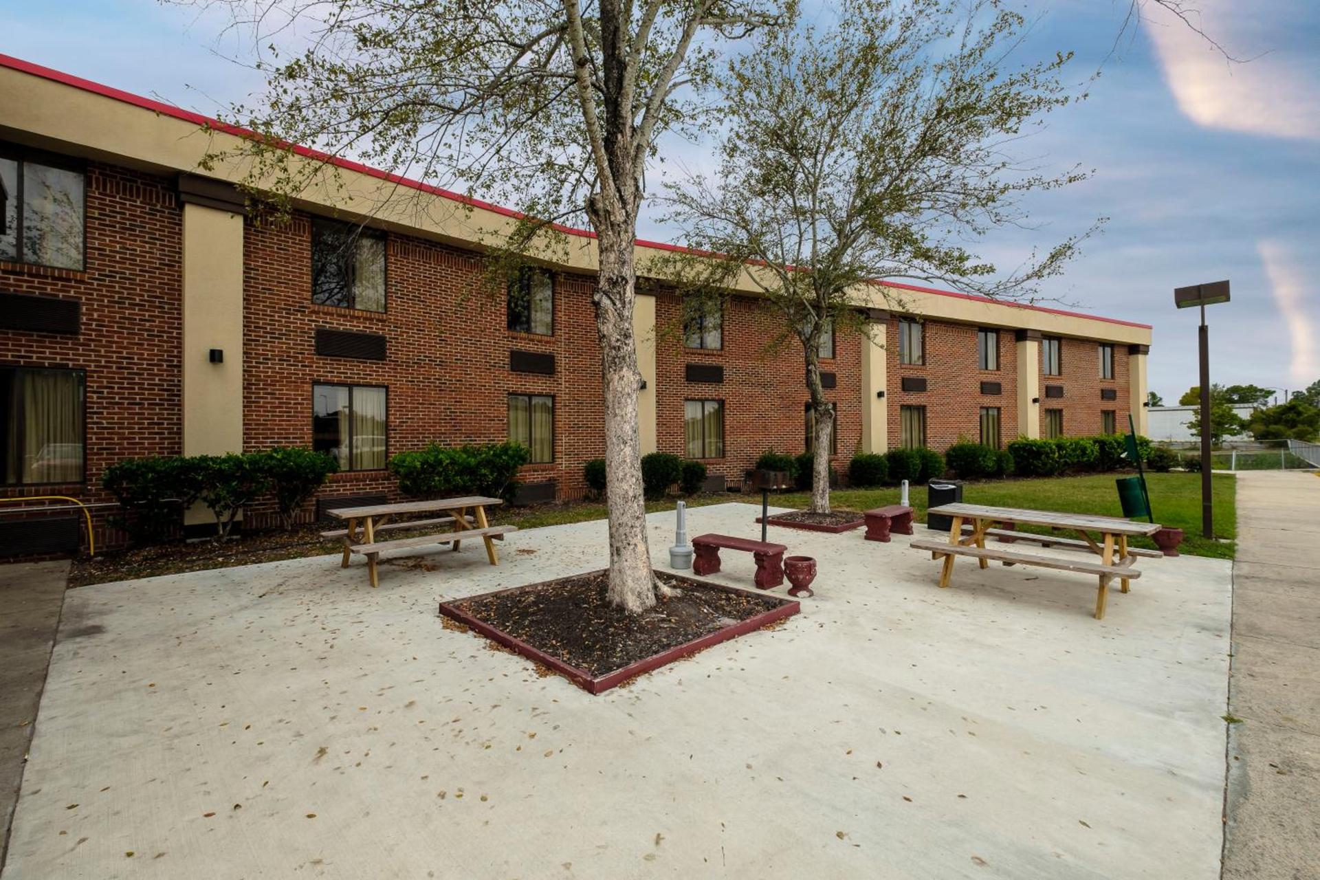 Red Roof Inn & Suites Jacksonville, NC photo 3