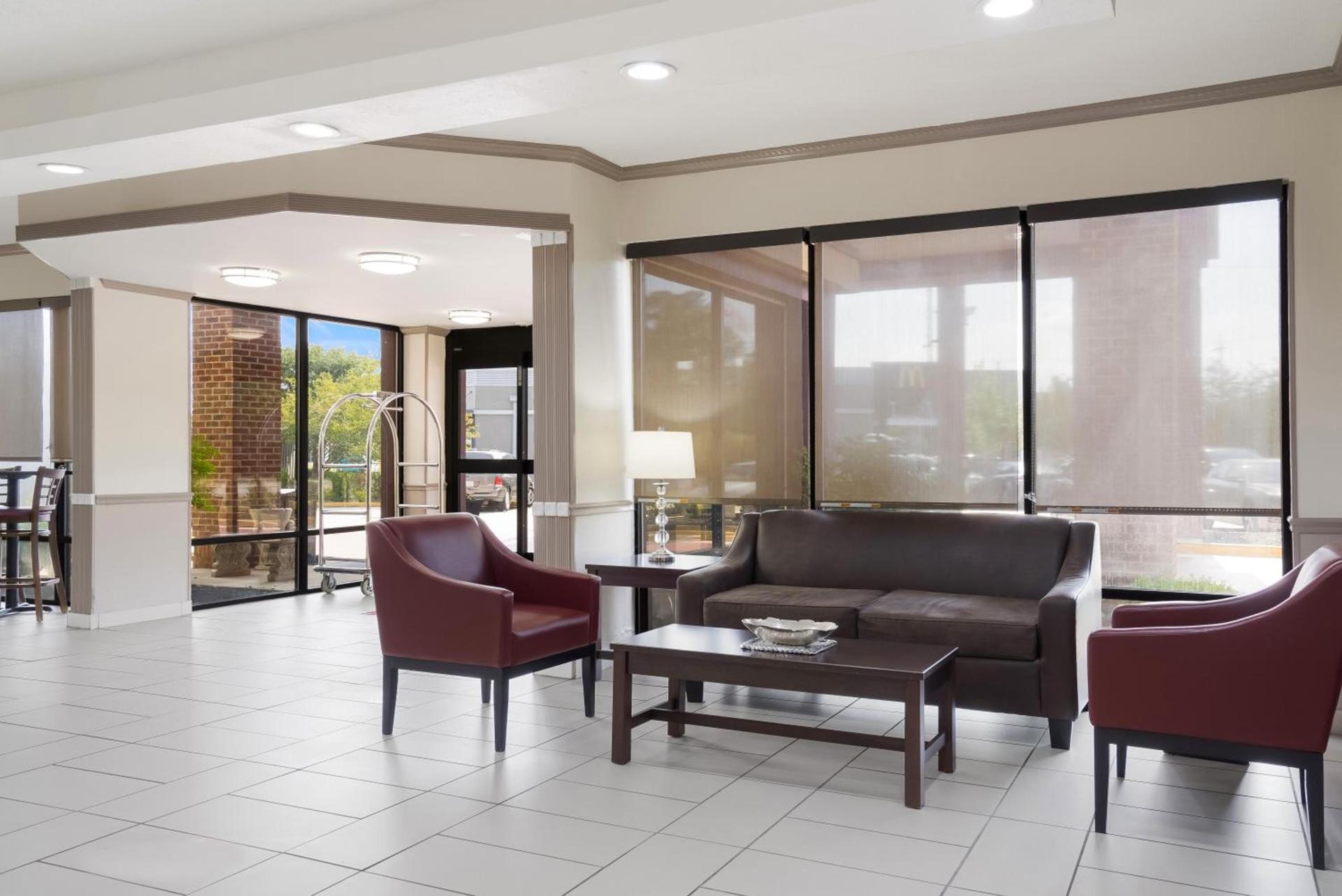 Red Roof Inn & Suites Jacksonville, NC photo 9
