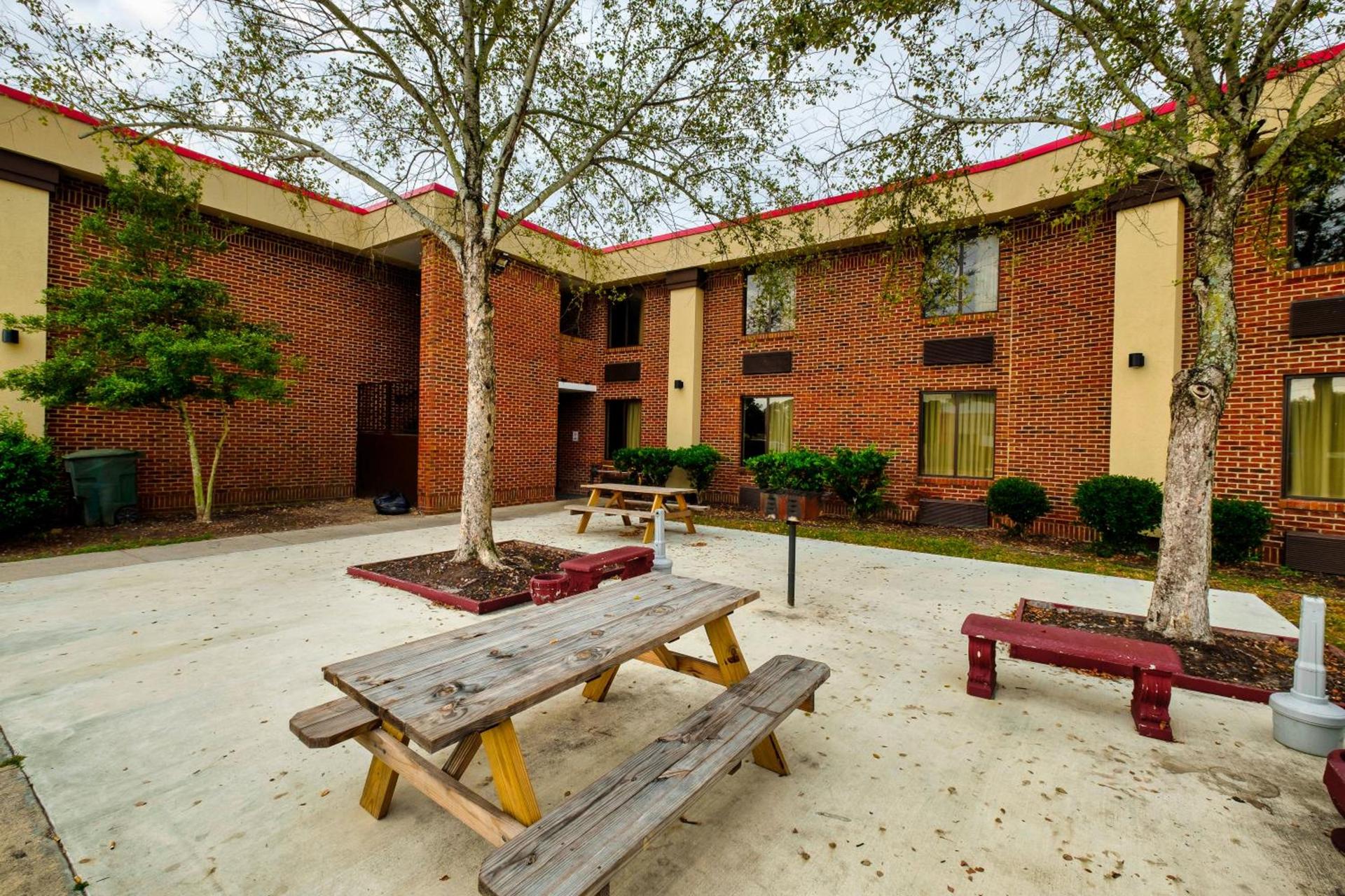 Red Roof Inn & Suites Jacksonville, NC photo 6