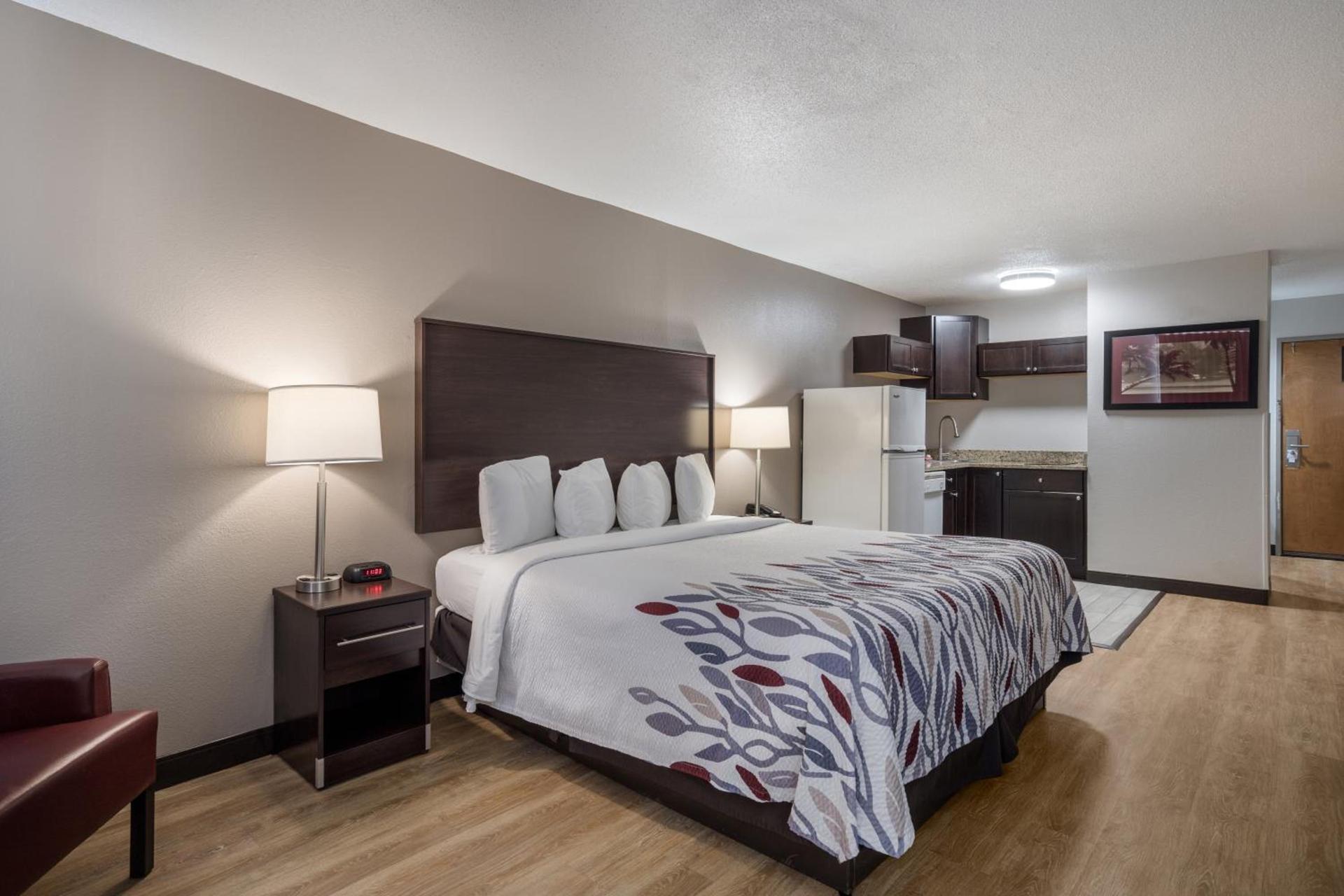 Red Roof Inn & Suites Jacksonville, NC photo 34