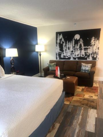 THE BRANSINN Entertainment District photo 15