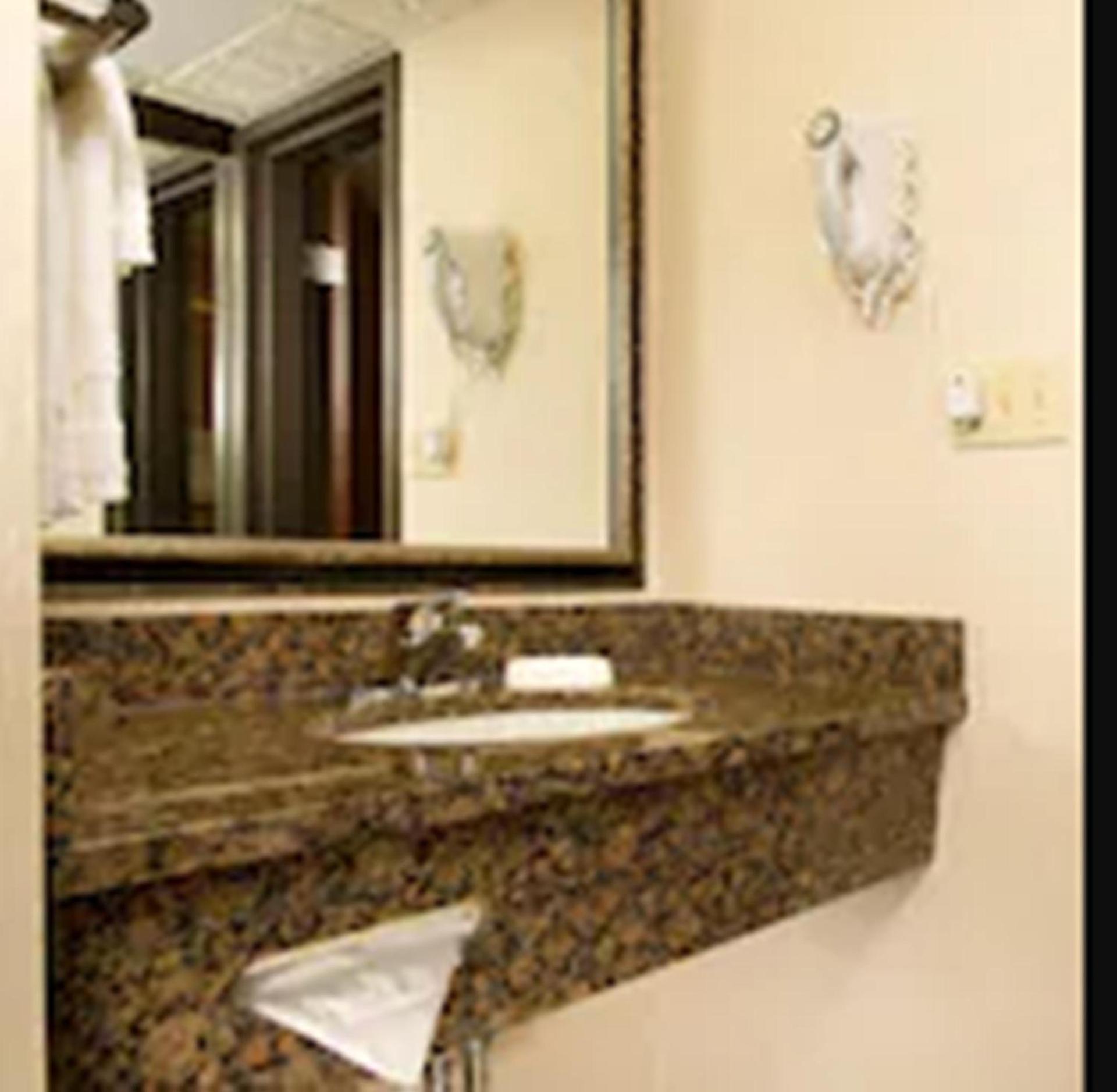 Hotel Lotus Kansas City Merriam photo 11