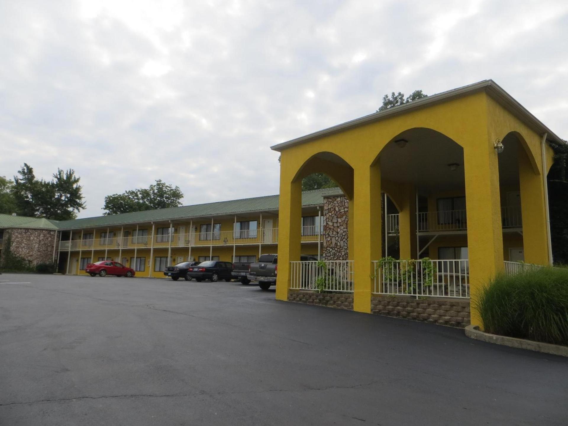Golden Manor Inn & Suites photo 40