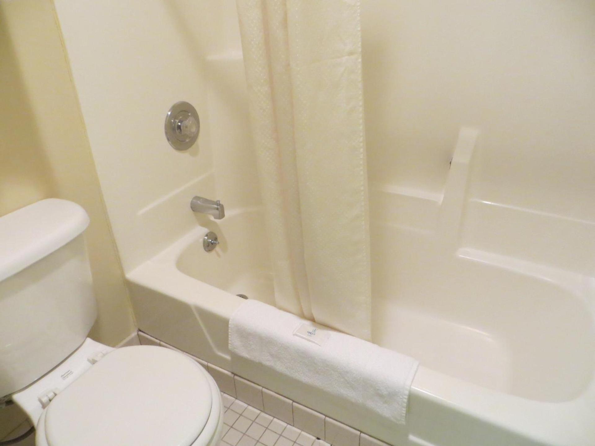 Golden Manor Inn & Suites photo 34