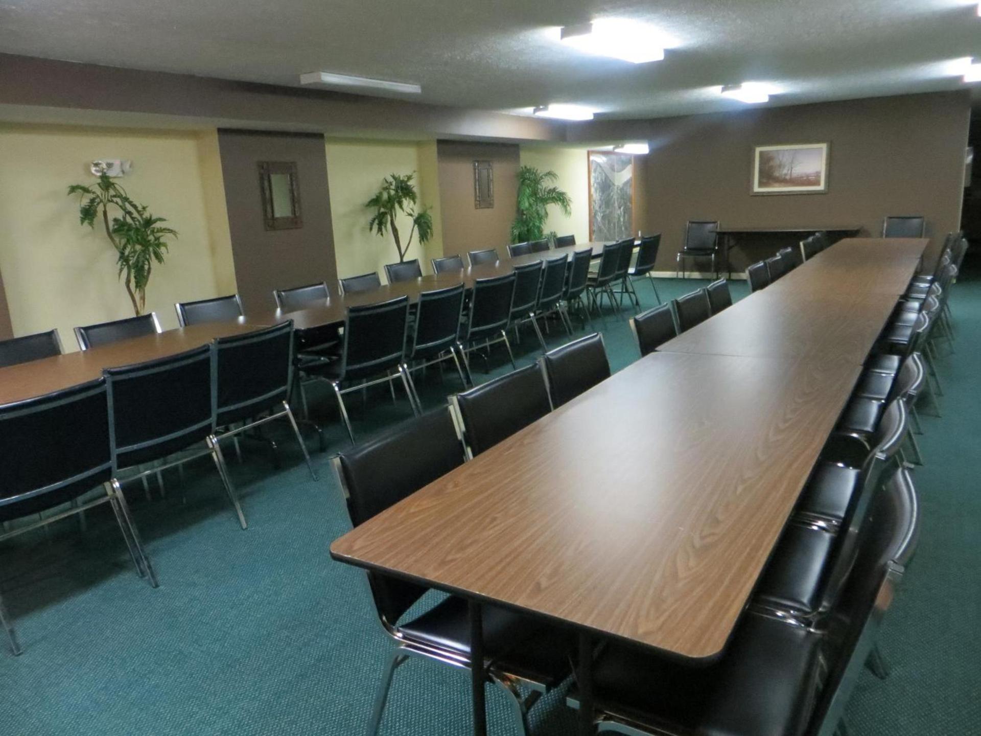 Golden Manor Inn & Suites photo 37