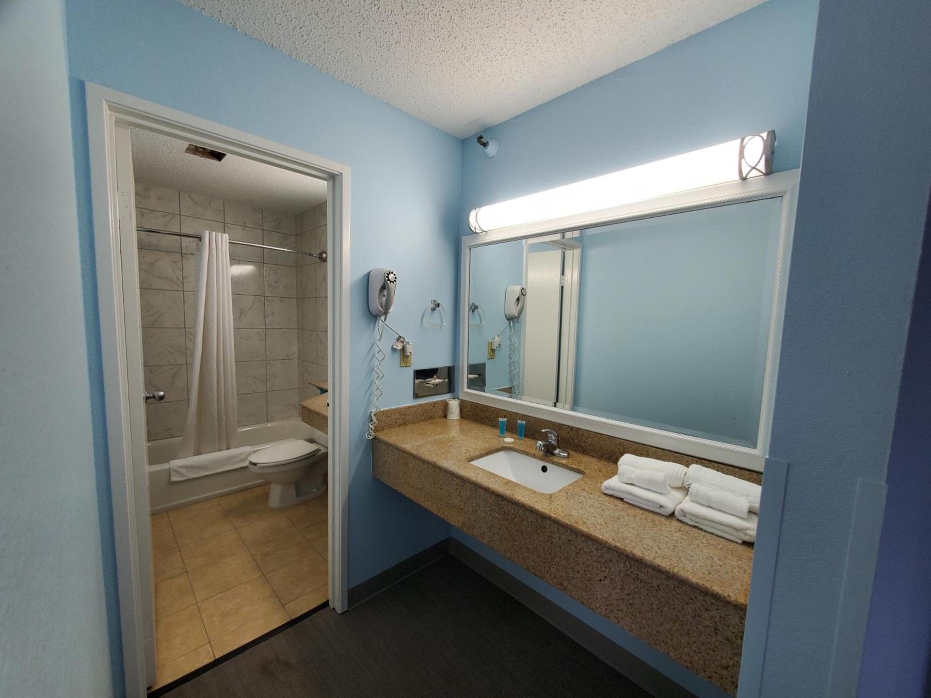 Coastal Inn & Suites photo 7