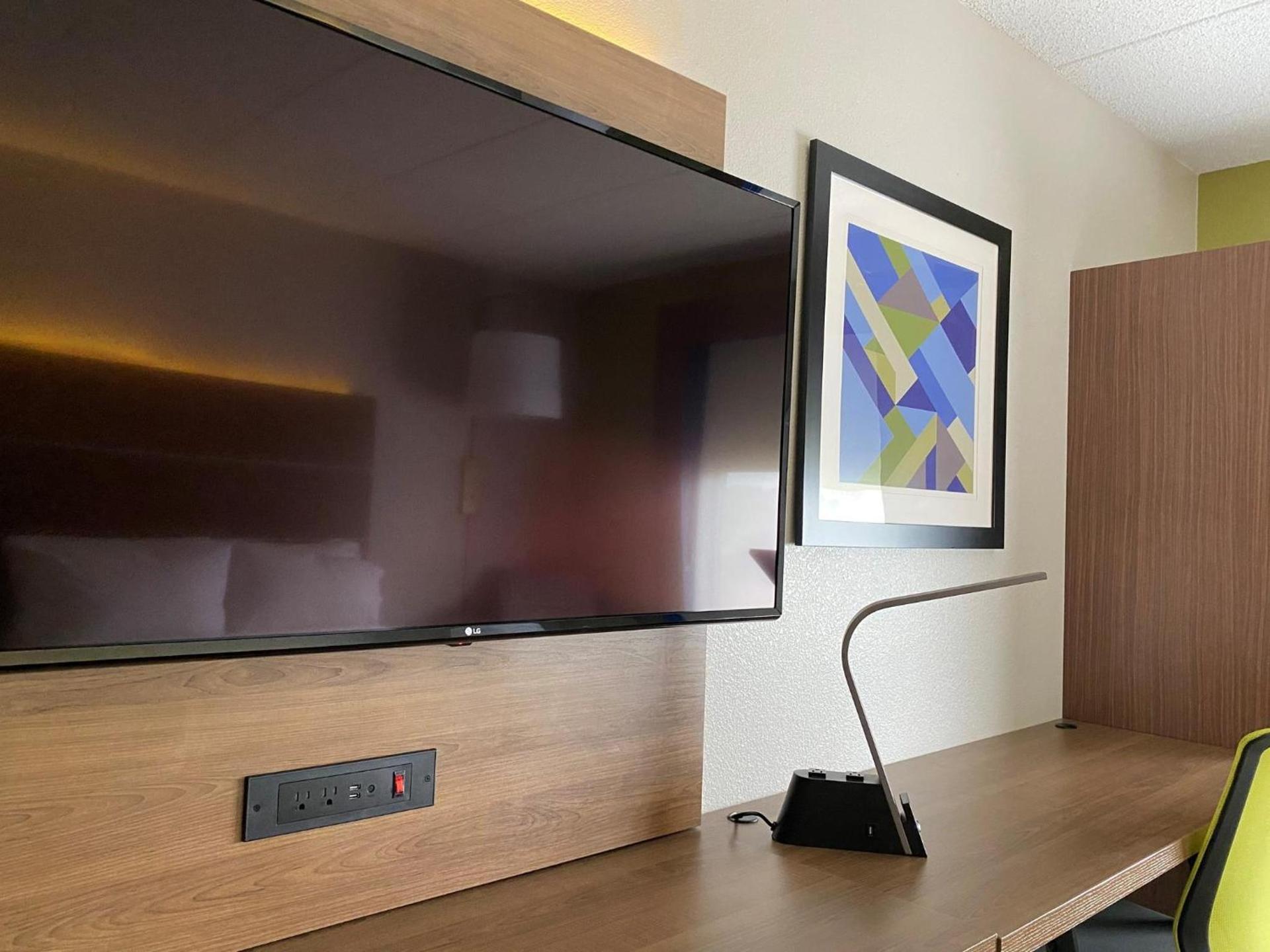 Holiday Inn Express Hotel & Suites Fort Wayne by IHG photo 35