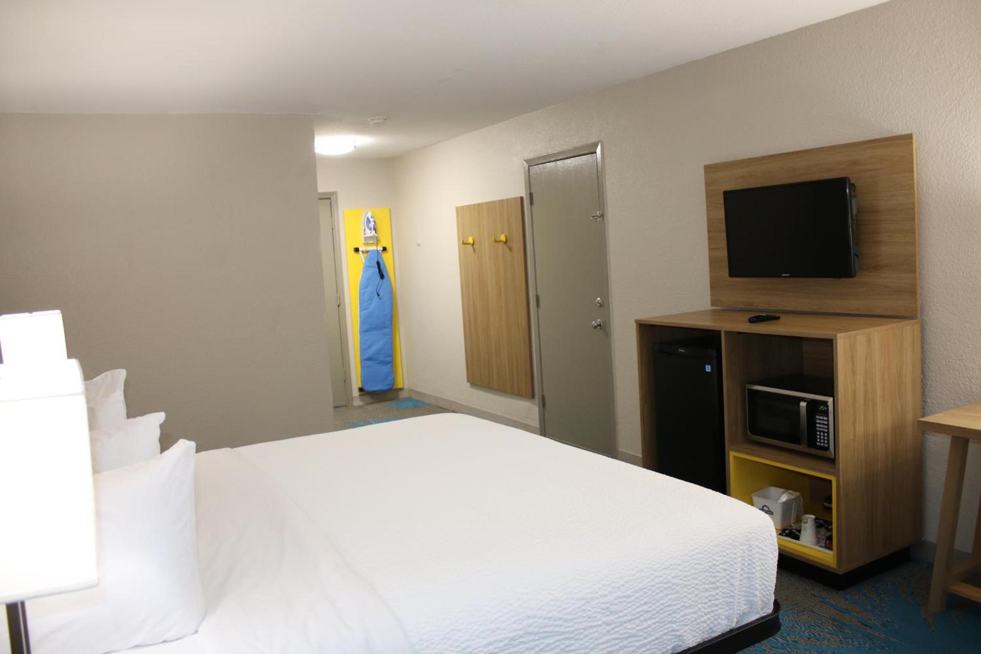 Days Inn by Wyndham Waco University Area photo 60
