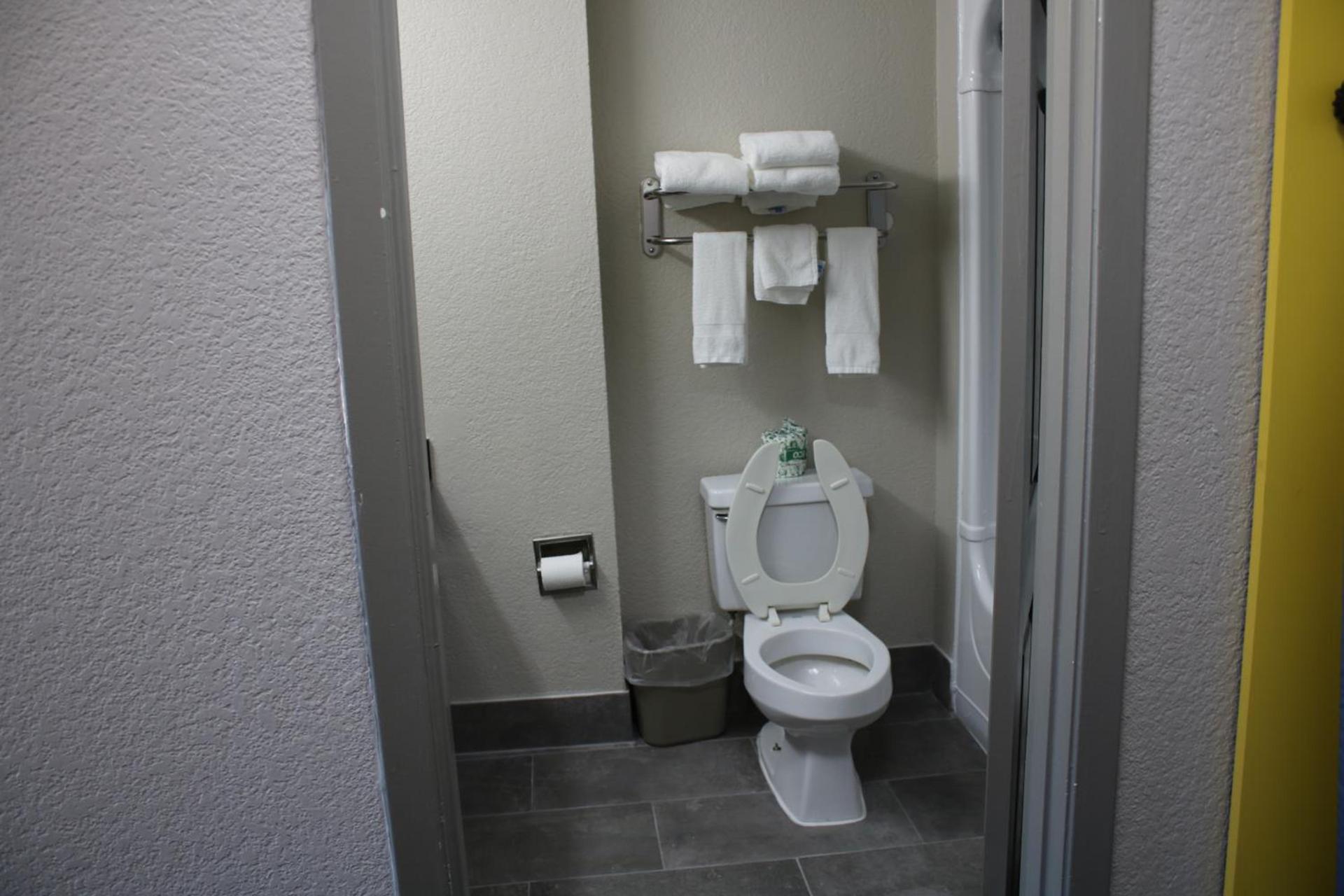 Days Inn by Wyndham Waco University Area photo 62