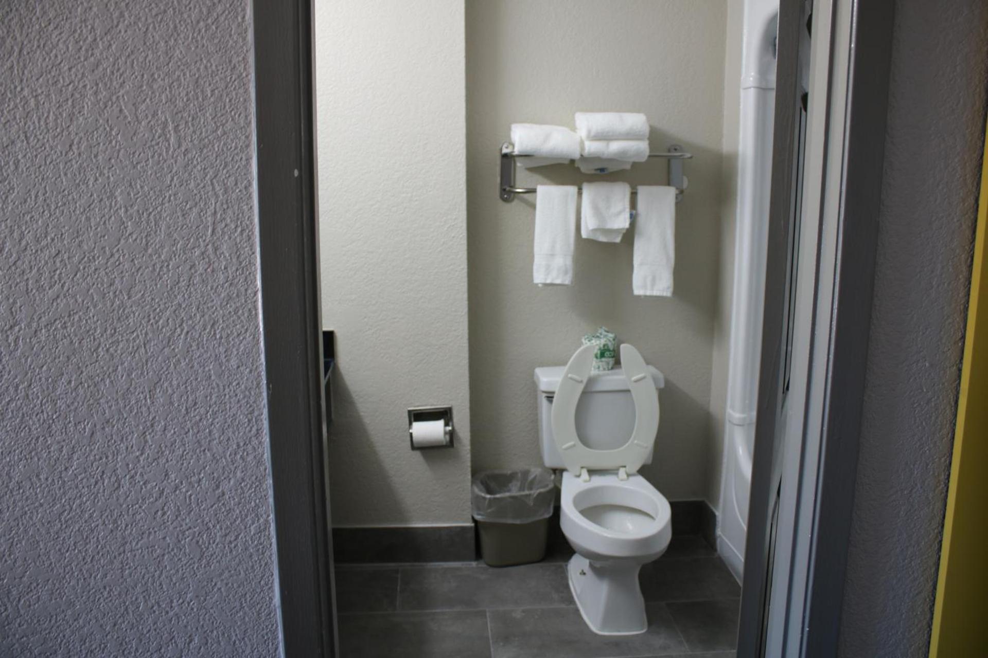 Days Inn by Wyndham Waco University Area photo 63