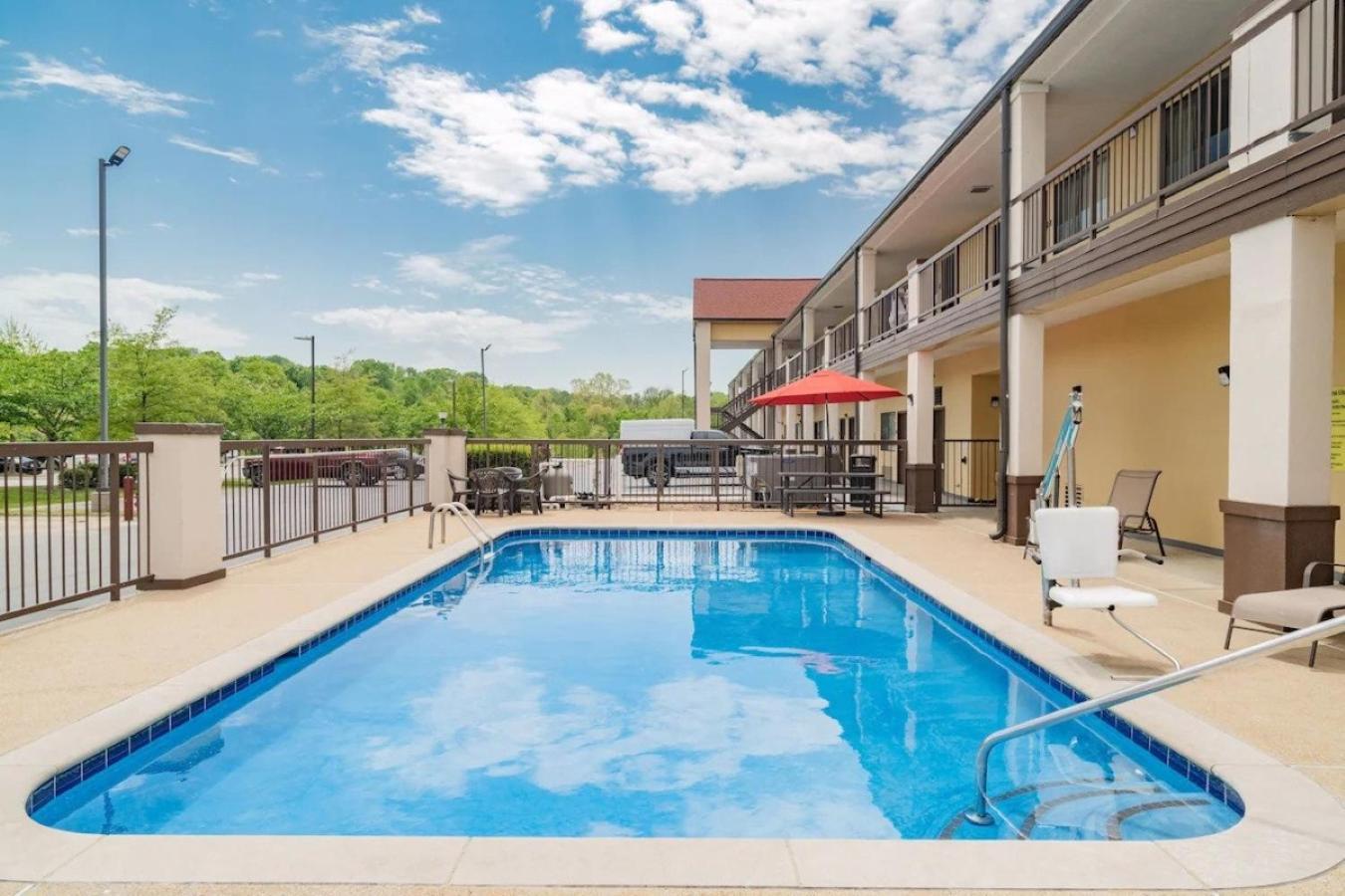 Super 8 by Wyndham Columbia photo 25