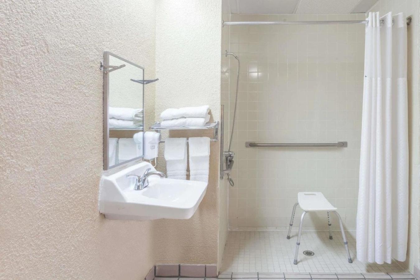 Super 8 by Wyndham Columbia photo 39