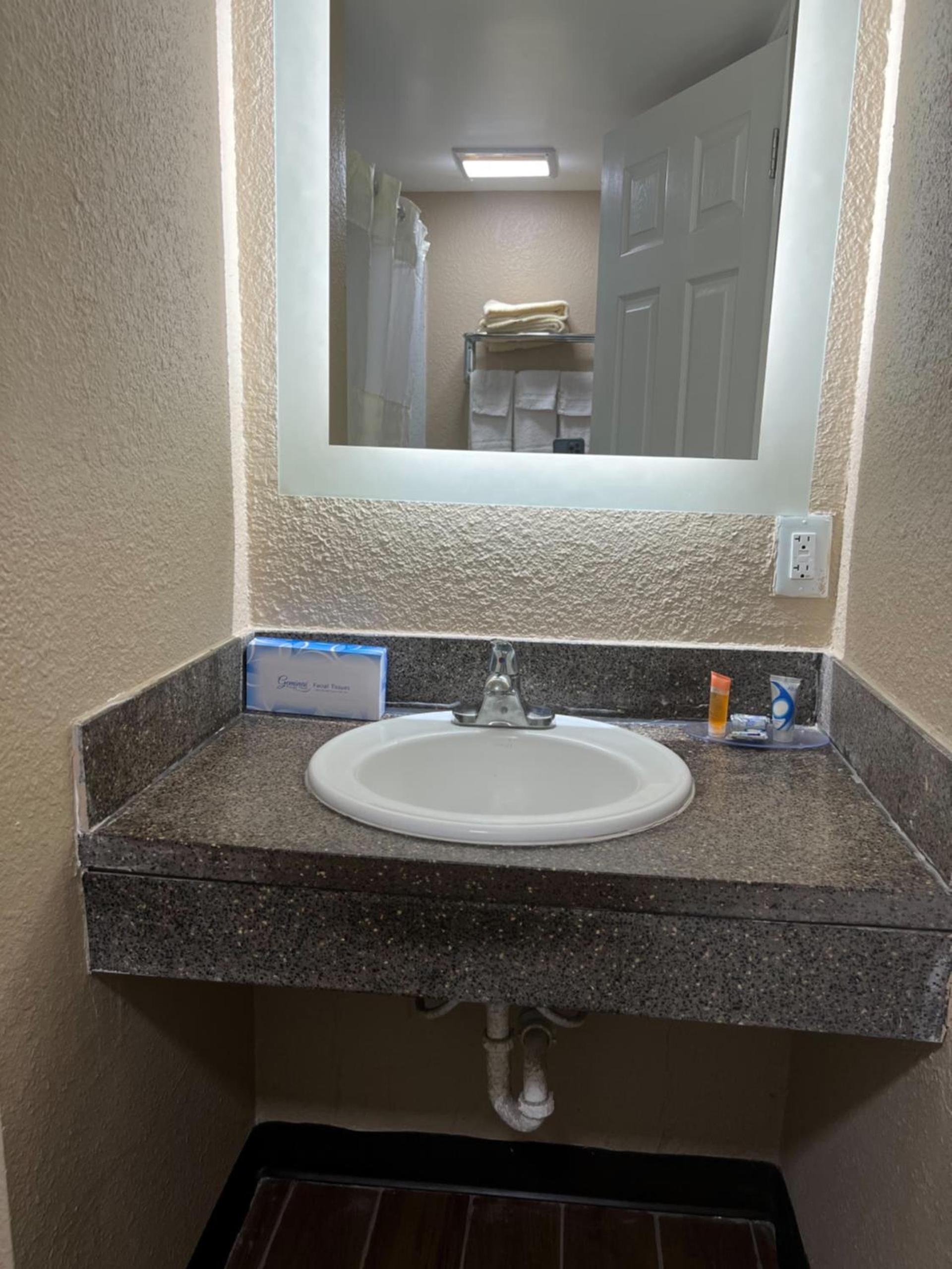 Super 8 by Wyndham Newport News photo 9