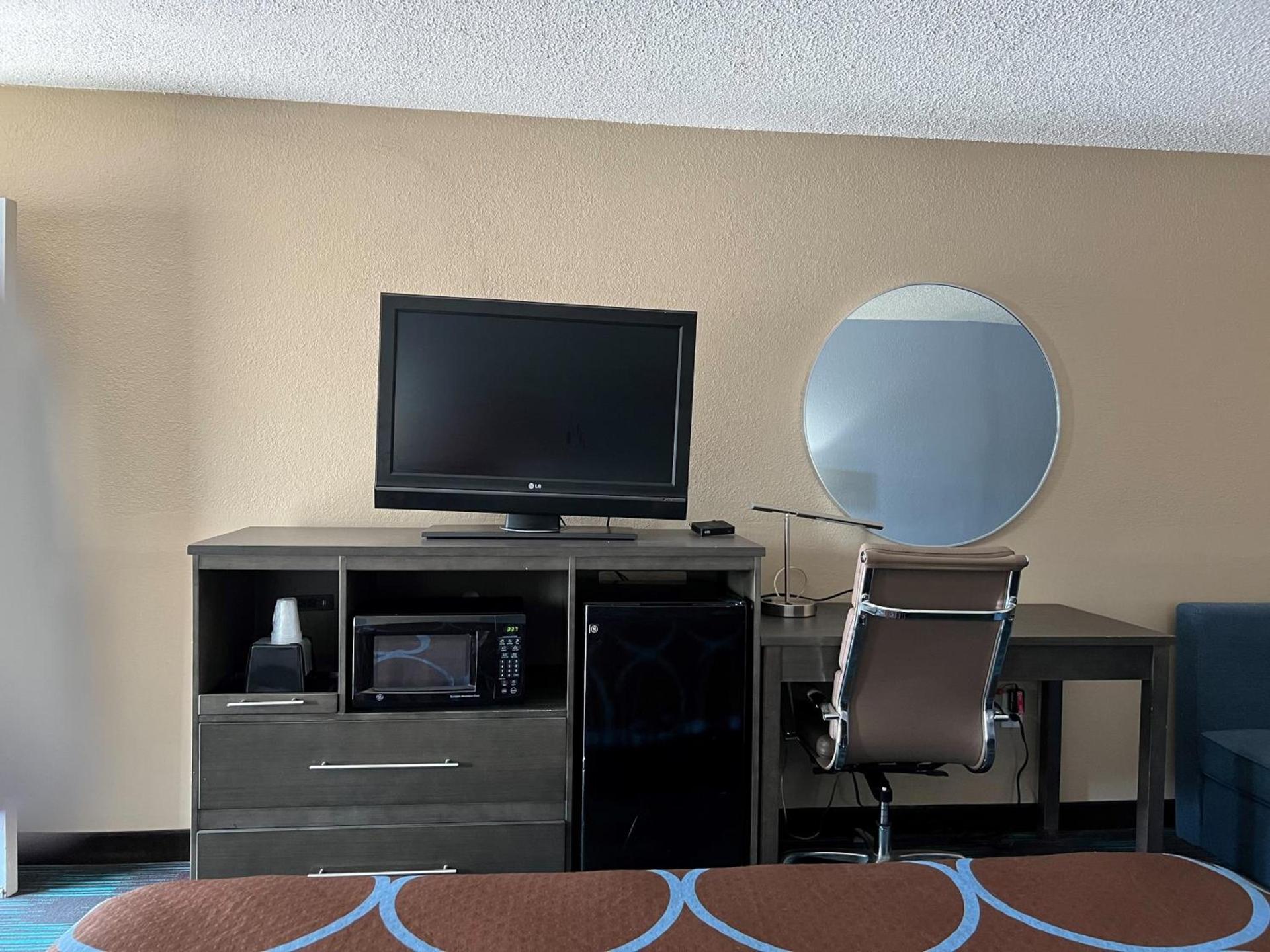 Super 8 by Wyndham Newport News photo 10