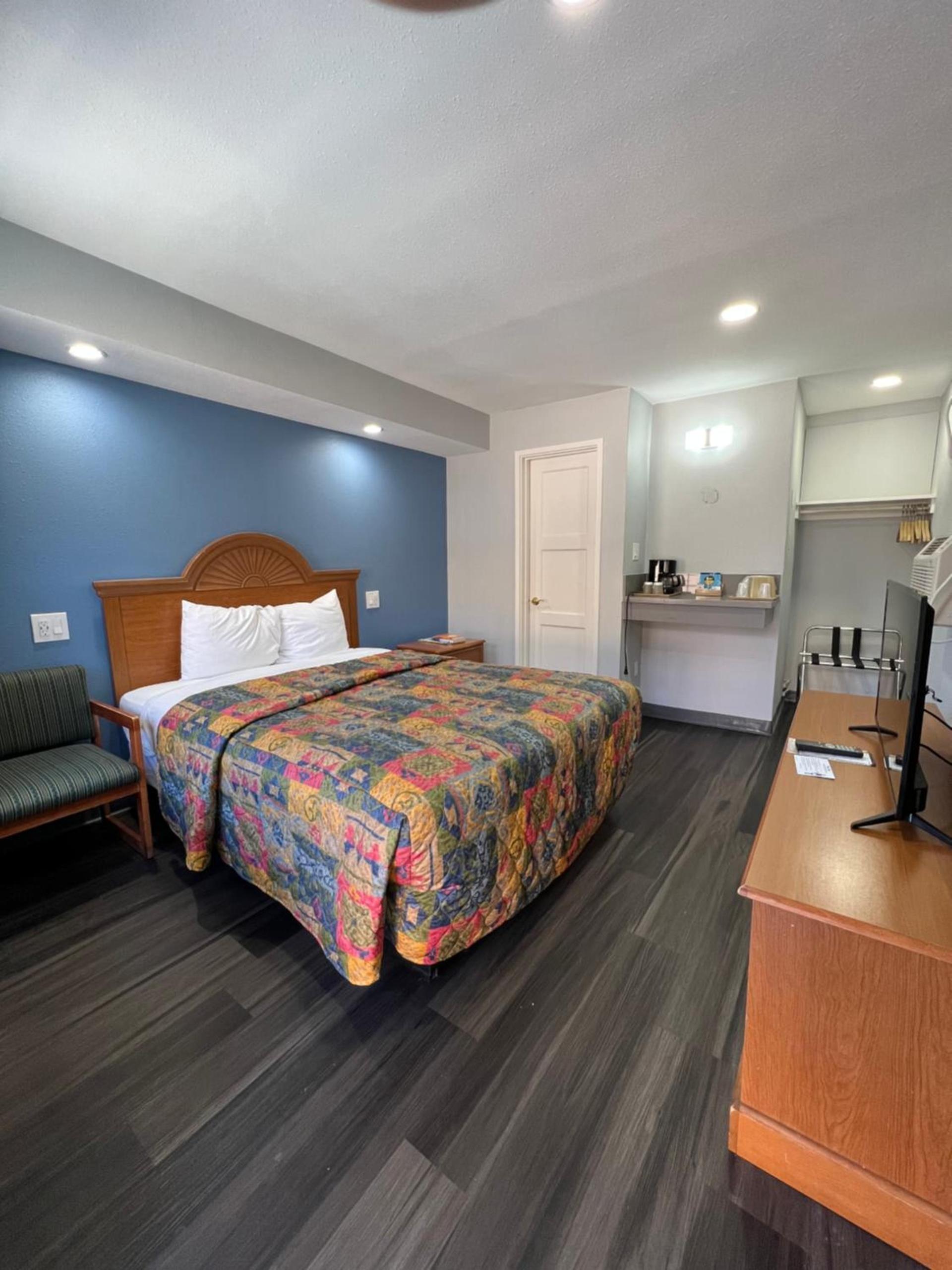 Bishop Elms Motel photo 12