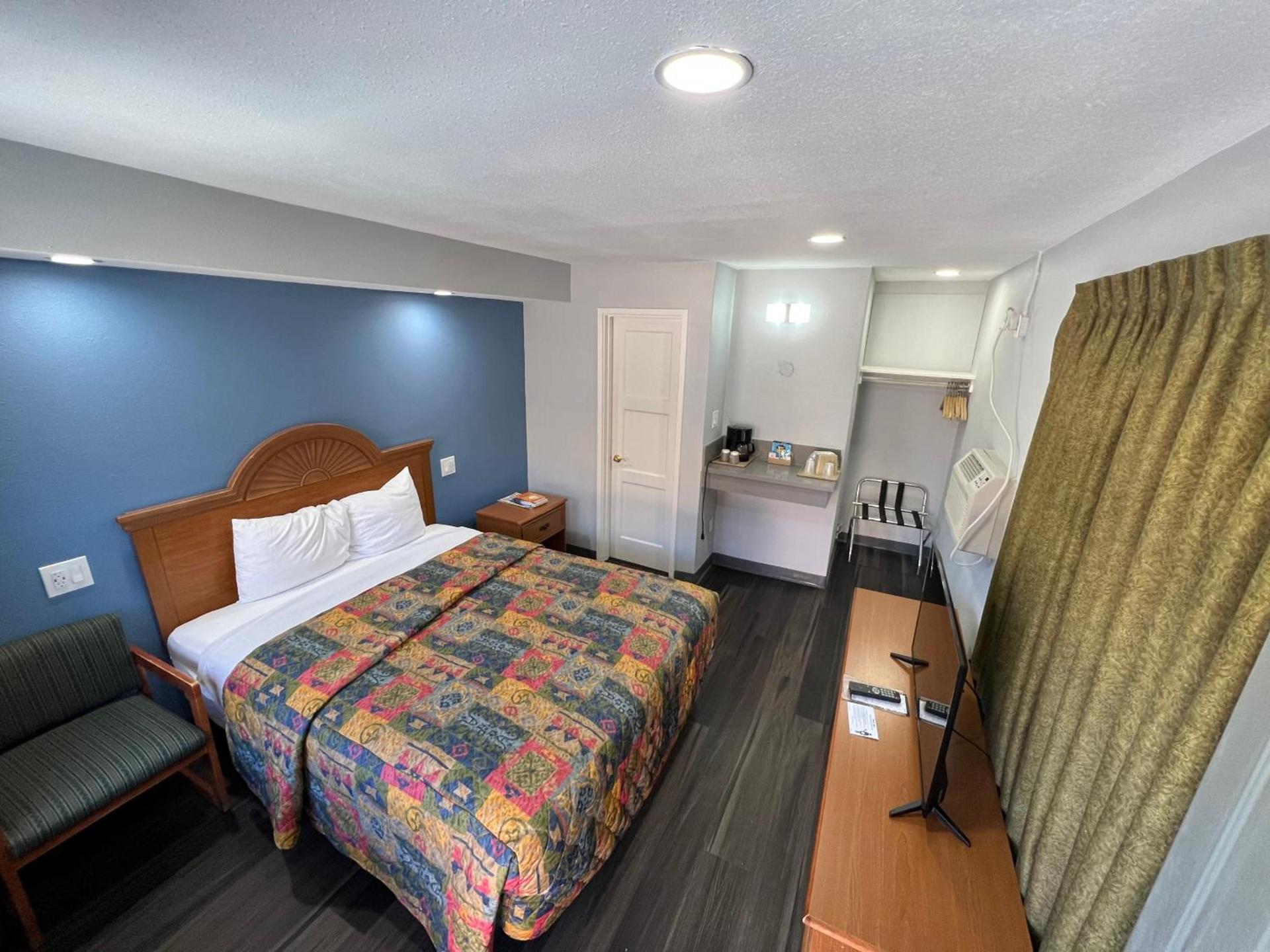 Bishop Elms Motel photo 14