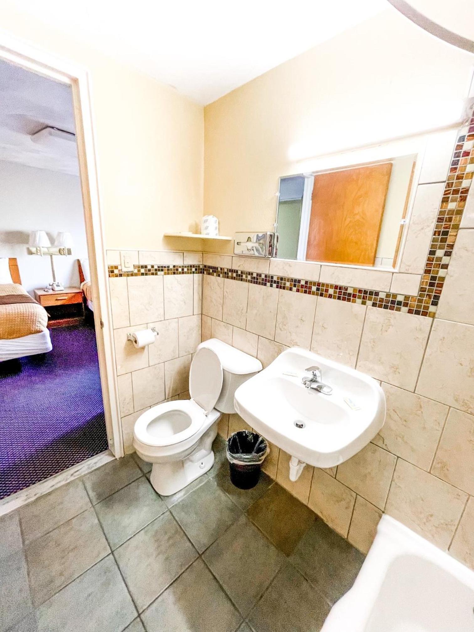 Utica Rest Inn photo 2