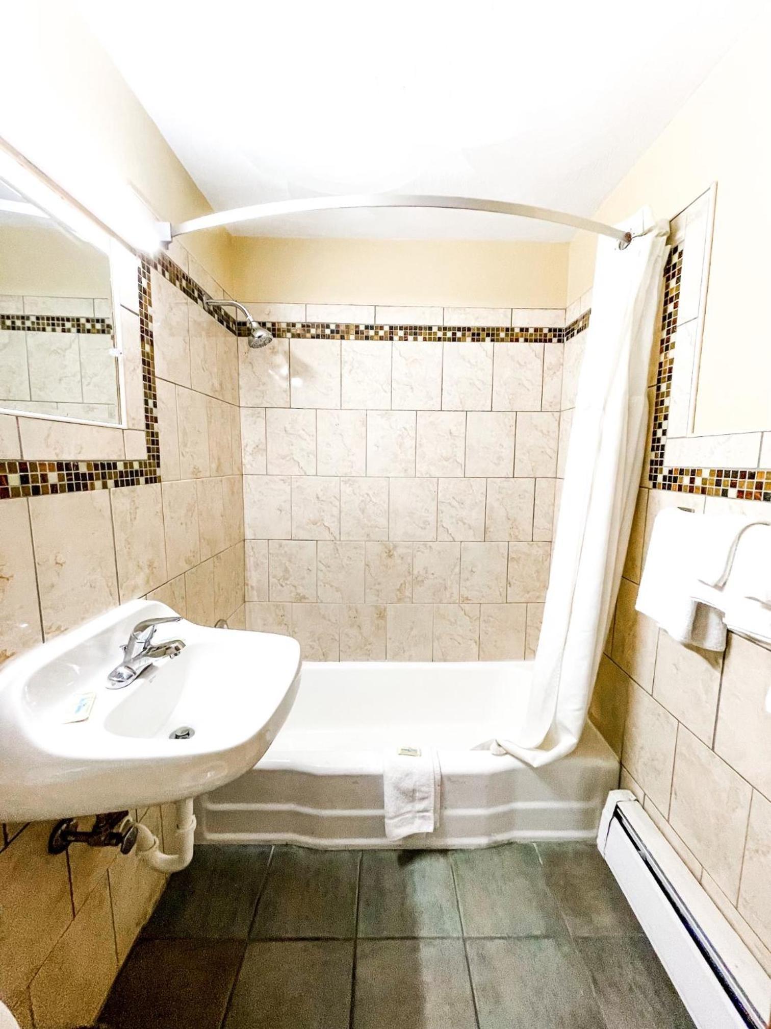 Utica Rest Inn photo 4