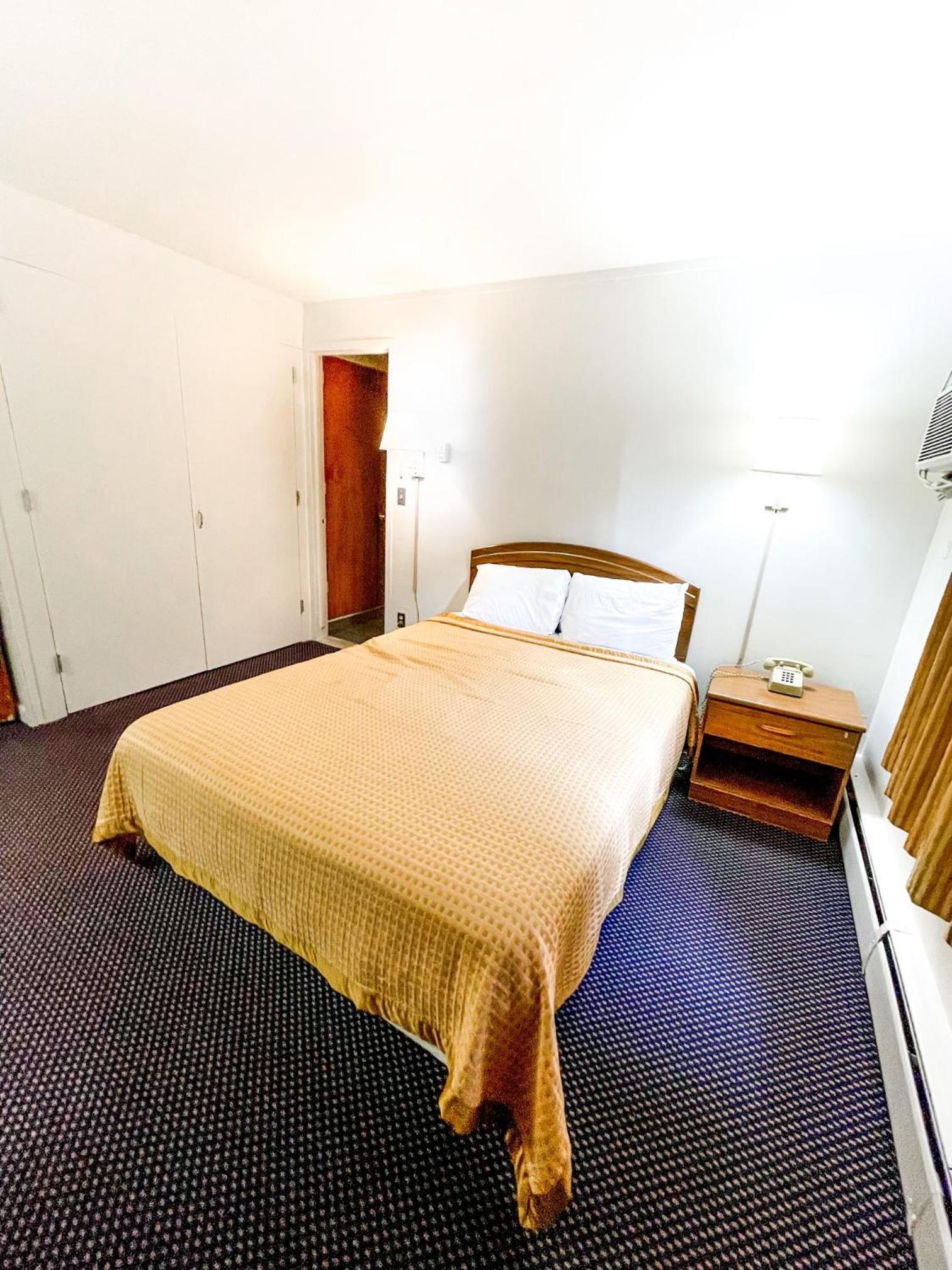 Utica Rest Inn photo 5