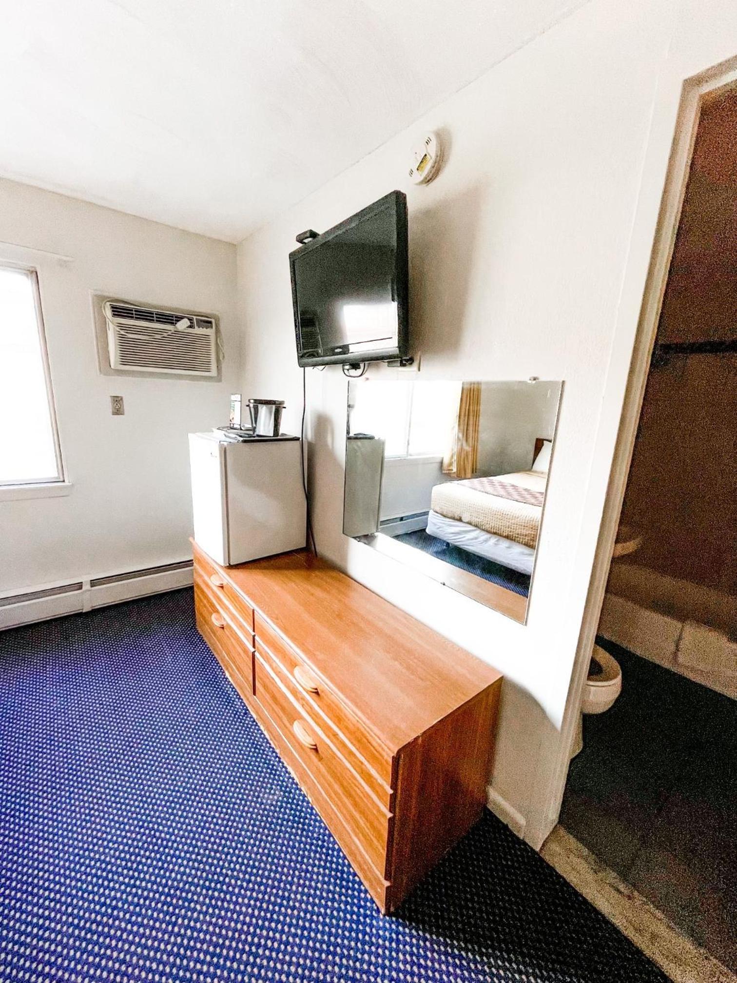 Utica Rest Inn photo 8