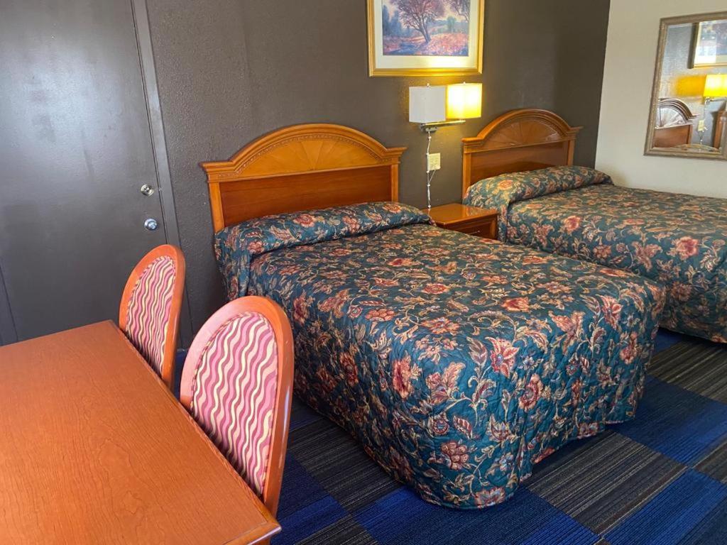 Country Club Inn & Suites photo 49
