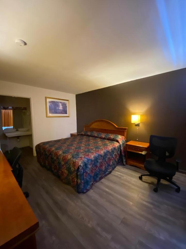 Country Club Inn & Suites photo 26