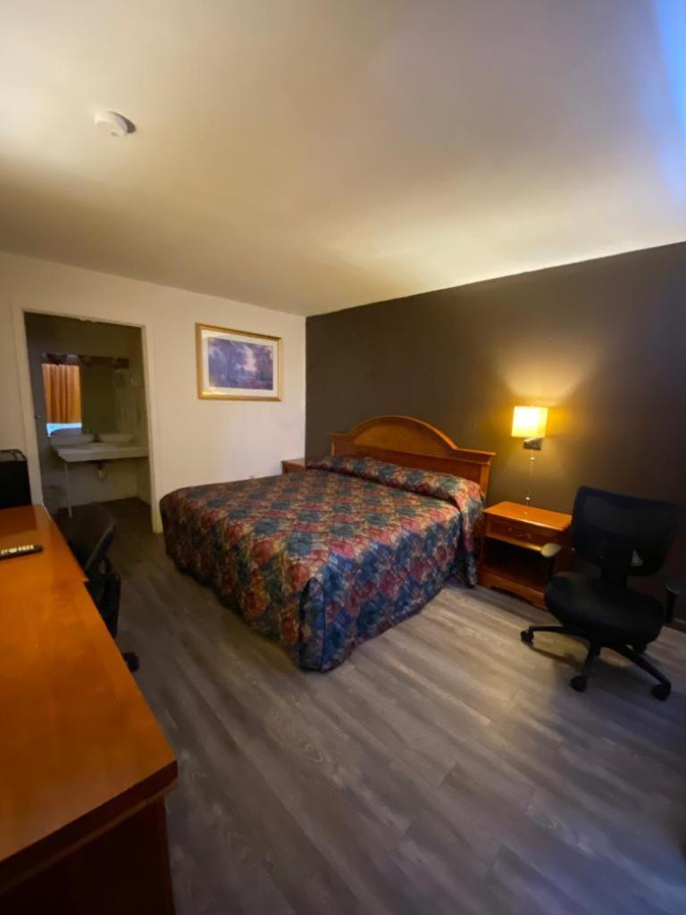 Country Club Inn & Suites photo 50
