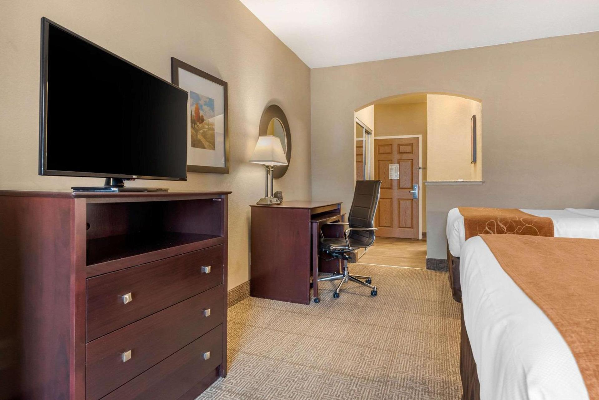 Comfort Suites near Route 66 photo 21