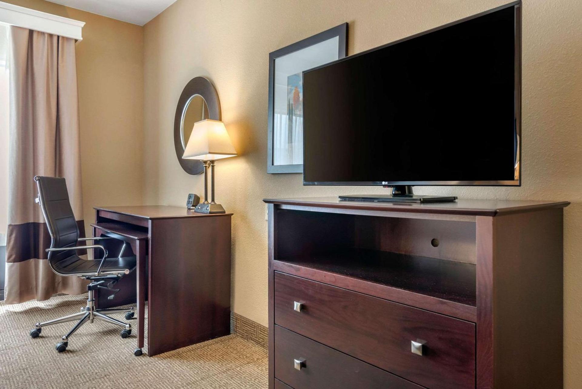 Comfort Suites near Route 66 photo 9