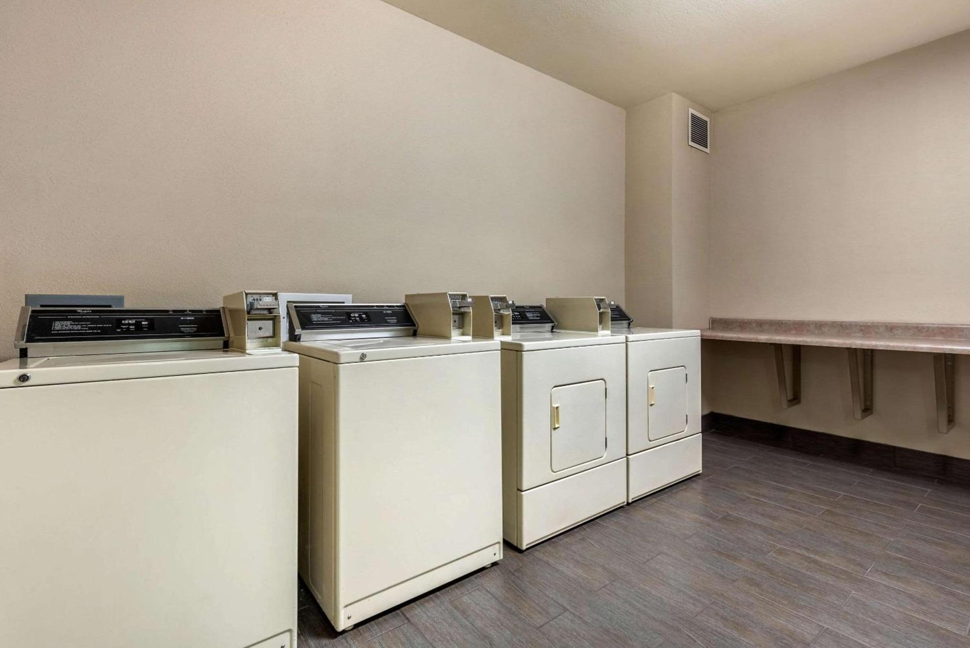 Comfort Suites near Route 66 photo 31