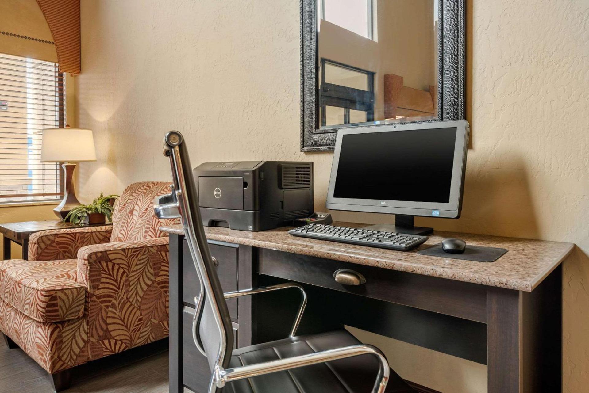 Comfort Suites near Route 66 photo 25