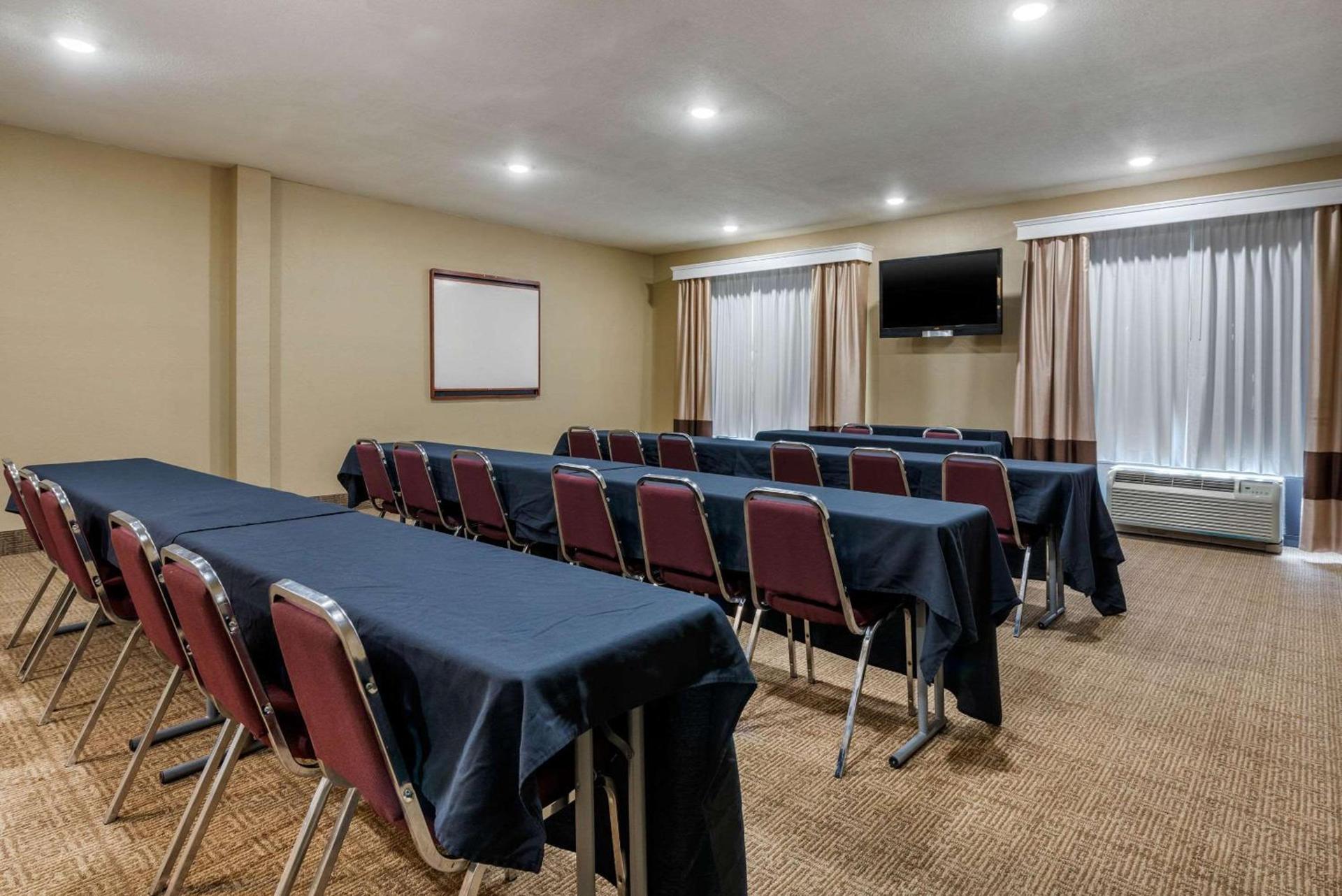 Comfort Suites near Route 66 photo 27