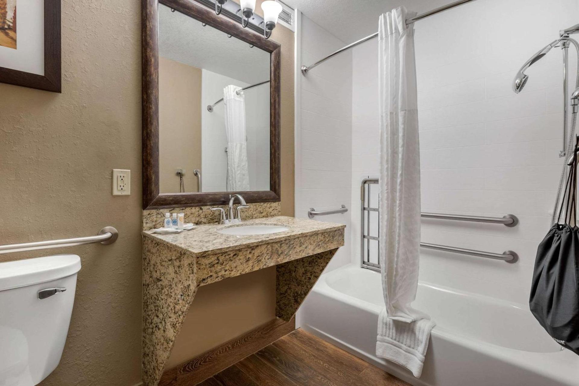Comfort Suites near Route 66 photo 17