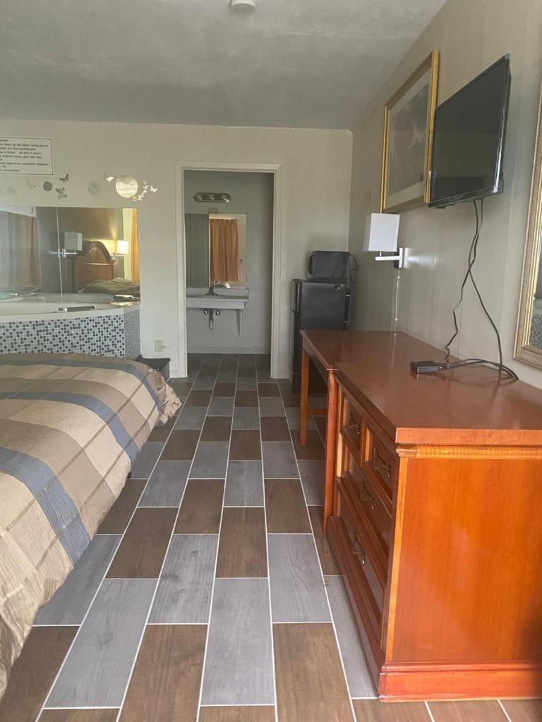 Country Club Inn & Suites photo 39