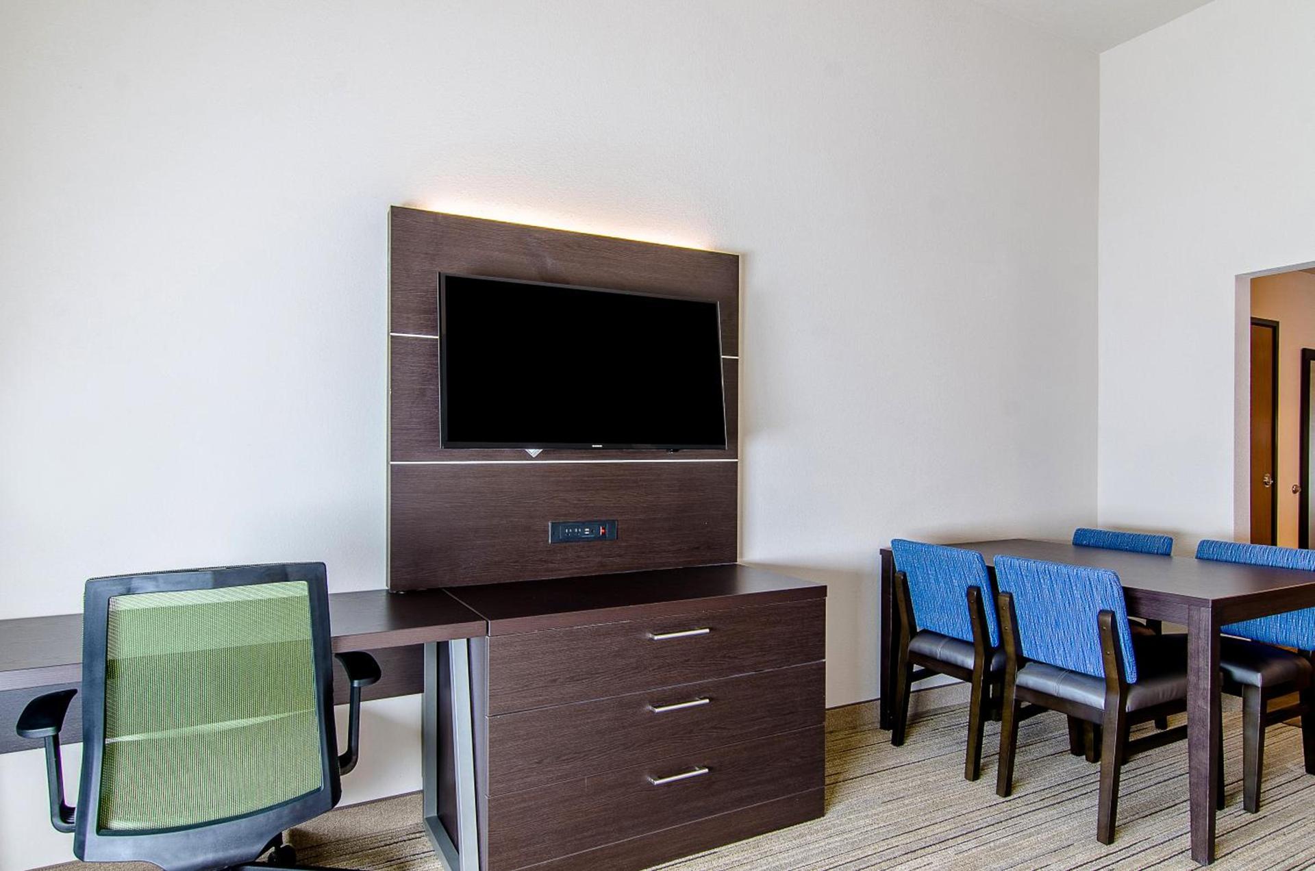 Holiday Inn Express & Suites - Atchison by IHG photo 18